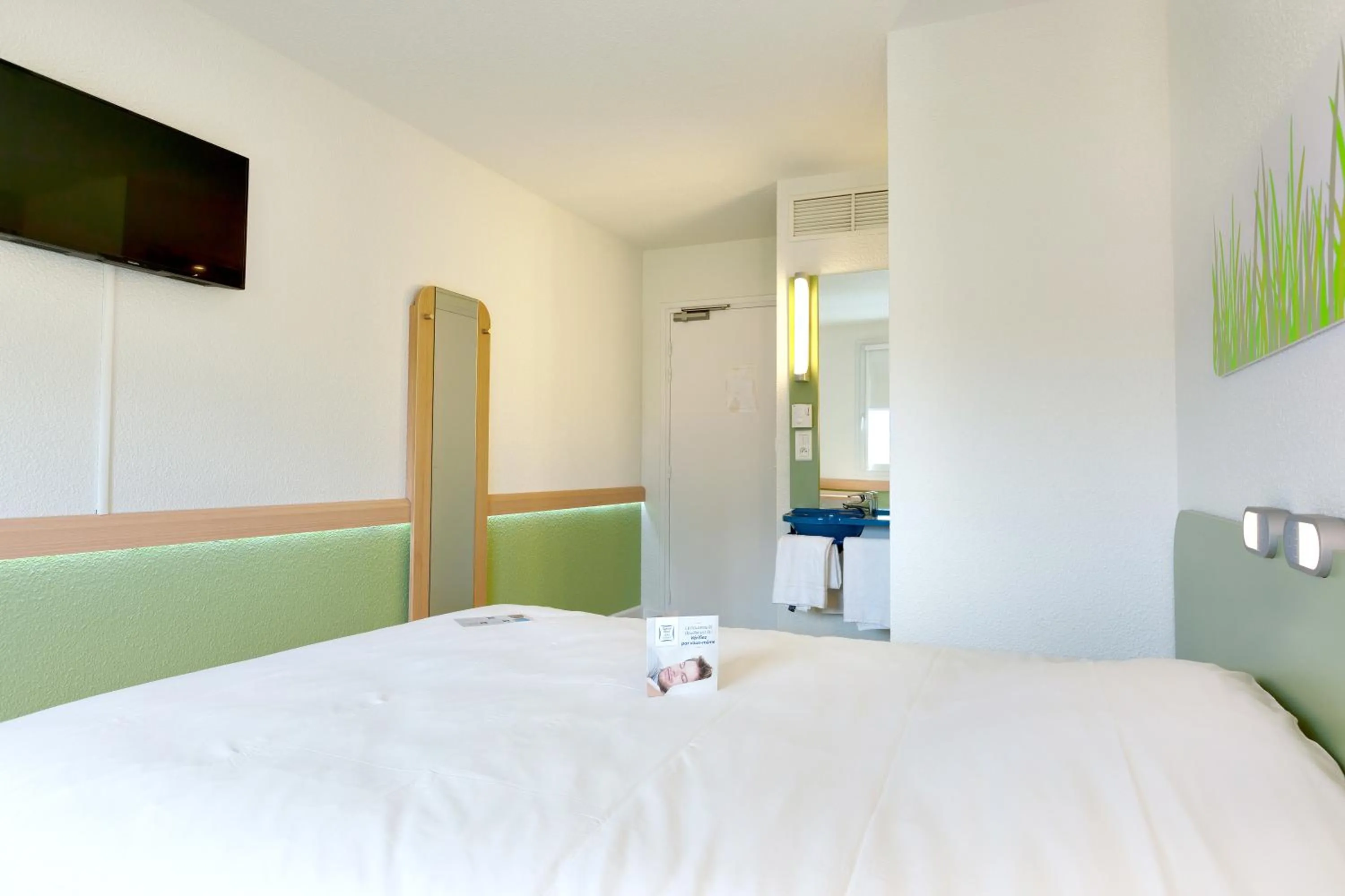 Bedroom, Bed in ibis budget La Roche Sur Yon Vendespace