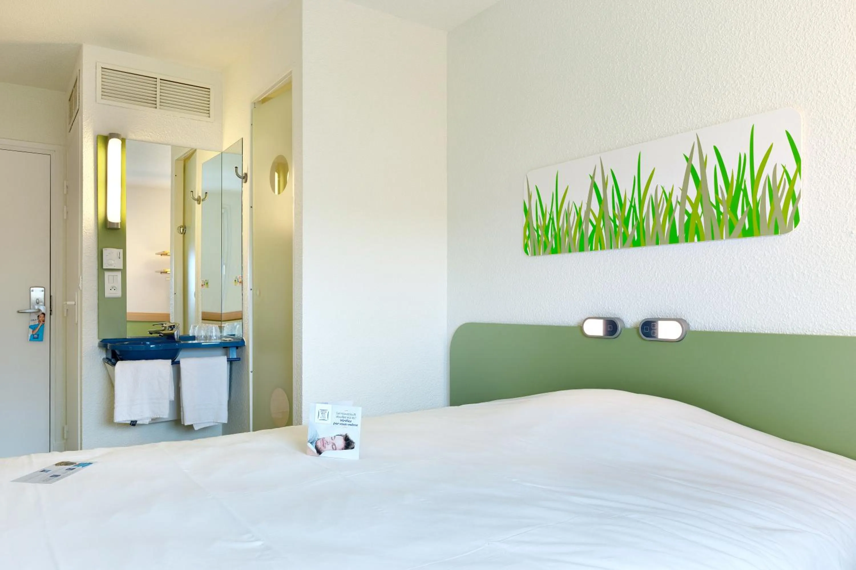 Bedroom, Bed in ibis budget La Roche Sur Yon Vendespace