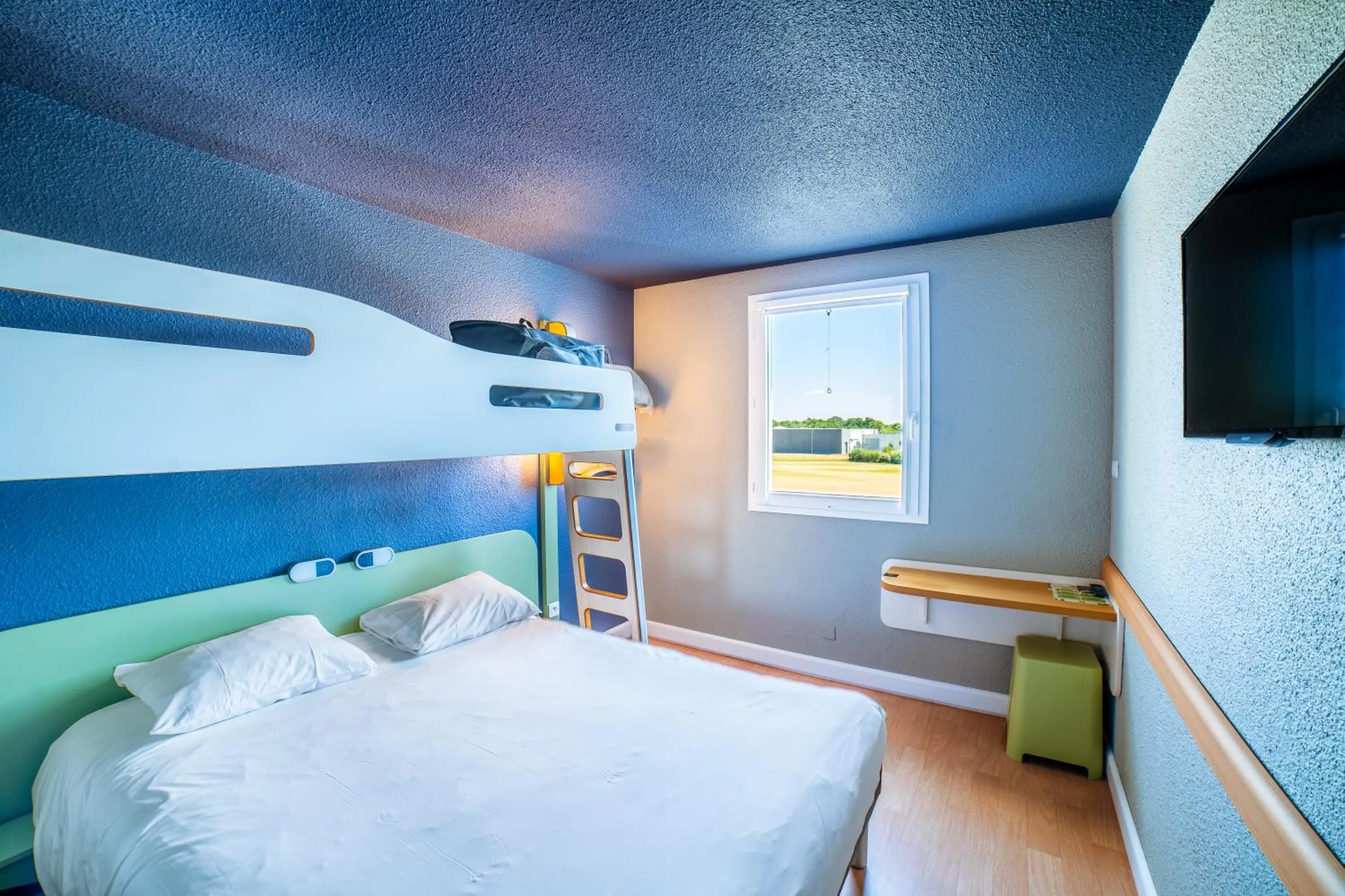 bunk bed, Bed in ibis budget La Roche Sur Yon Vendespace