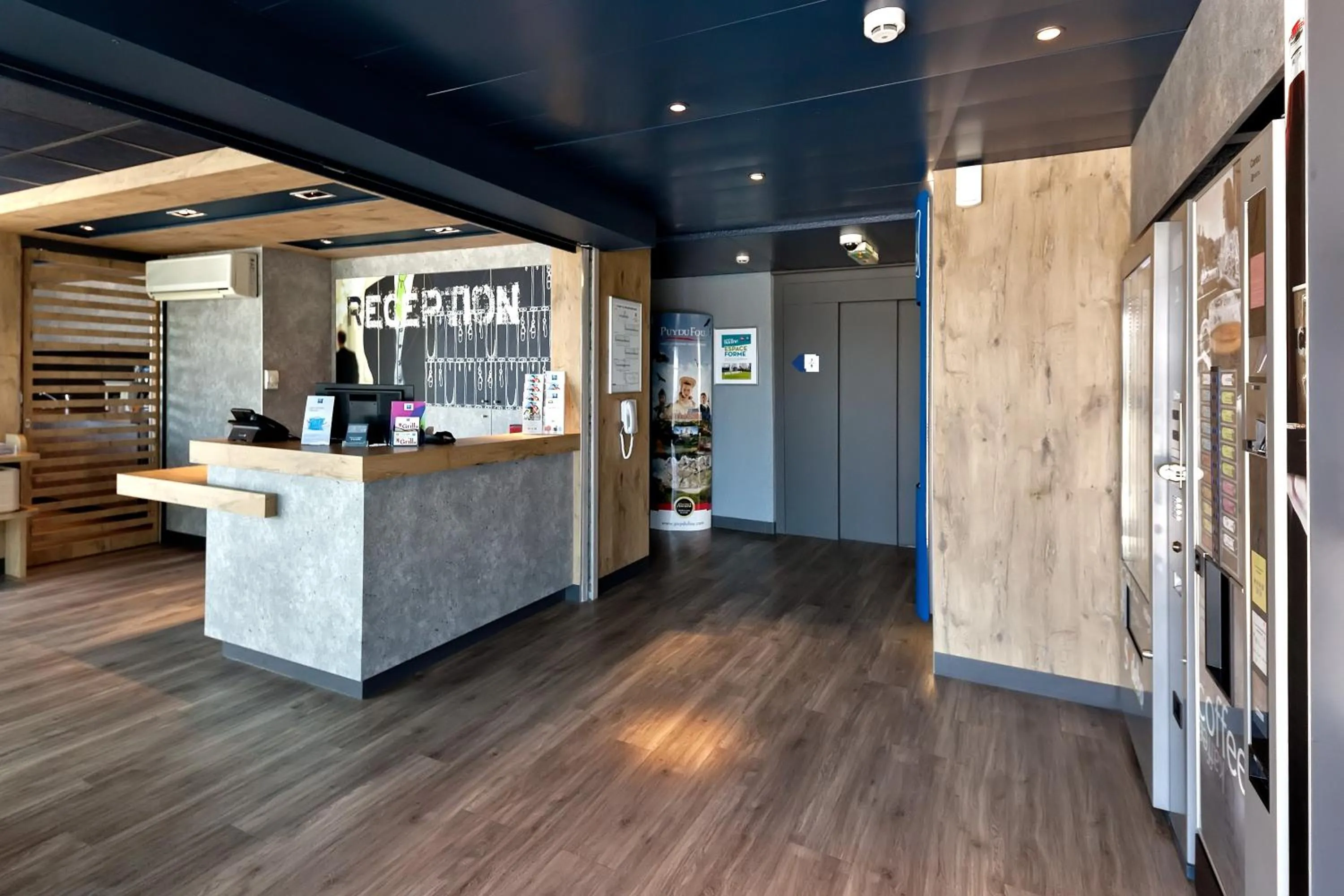 Lobby or reception in ibis budget La Roche Sur Yon Vendespace