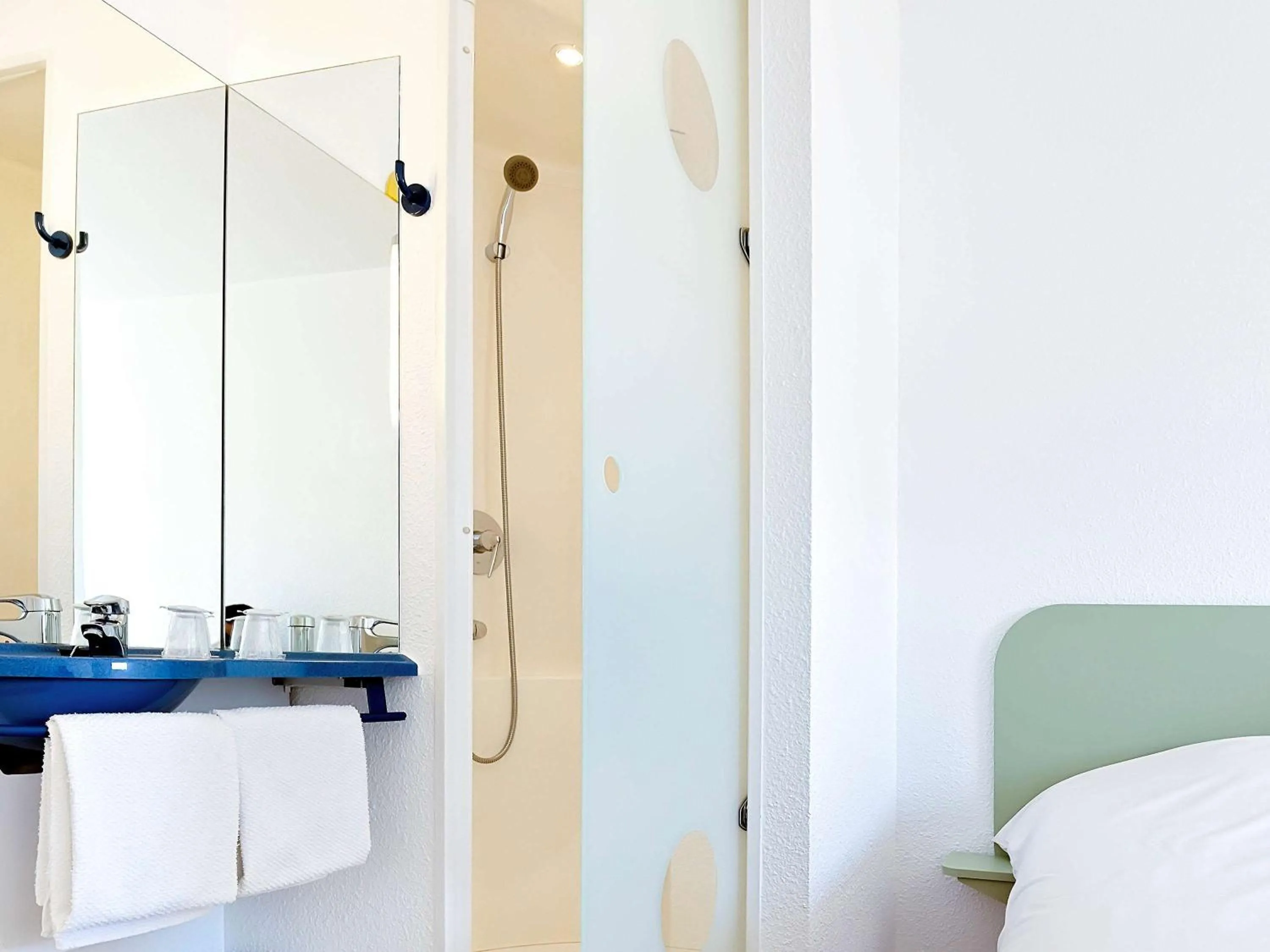 Photo of the whole room, Bed in ibis budget La Roche Sur Yon Vendespace