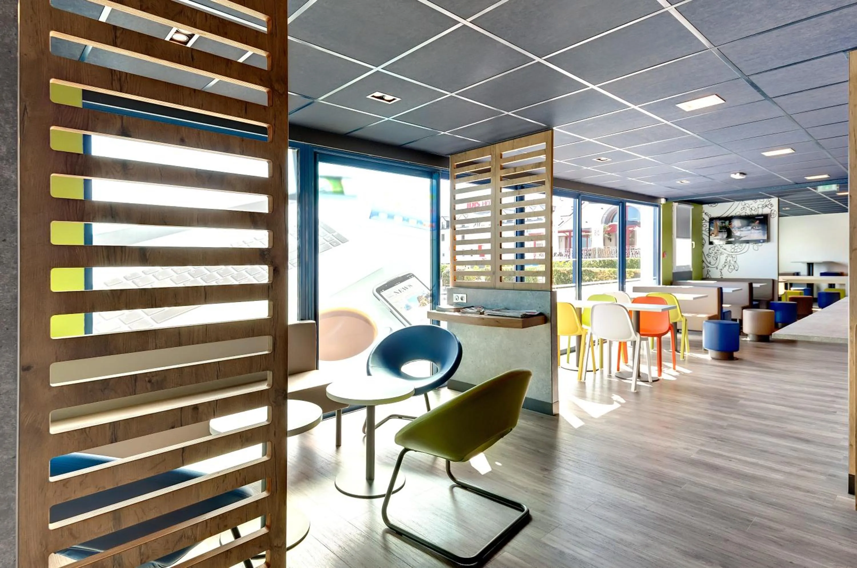 Lounge or bar in ibis budget La Roche Sur Yon Vendespace