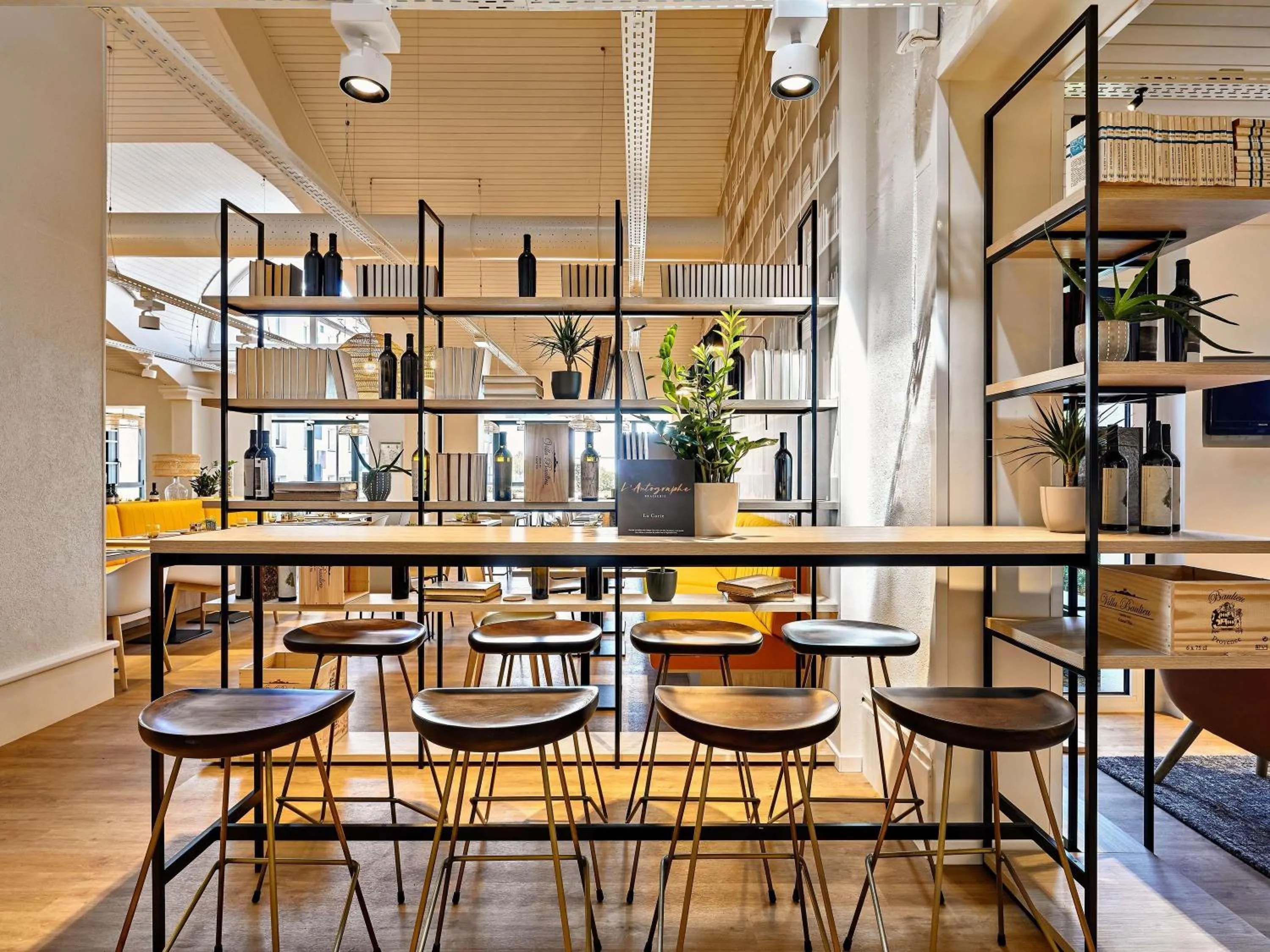 Lounge or bar in ibis La Roche Sur Yon Vendespace