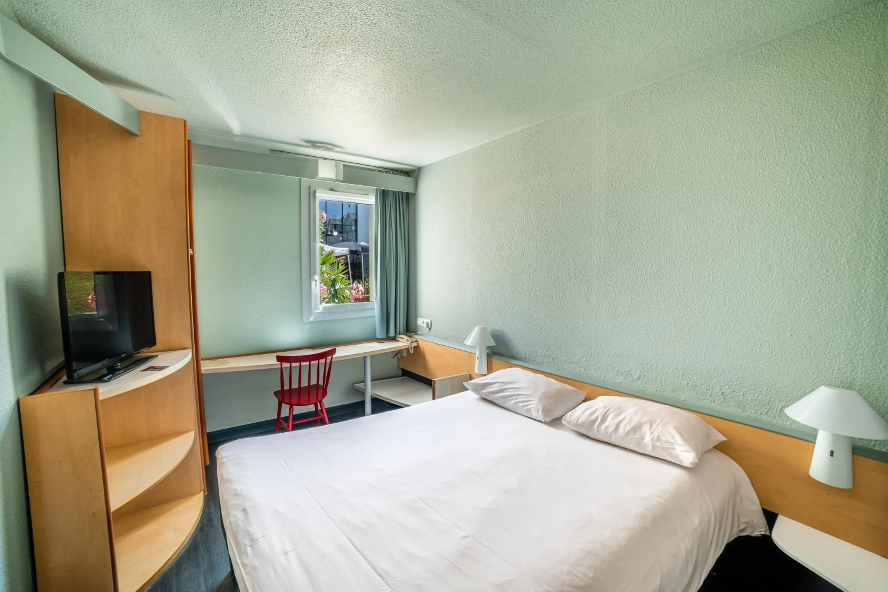 Bedroom, Bed in ibis La Roche Sur Yon Vendespace