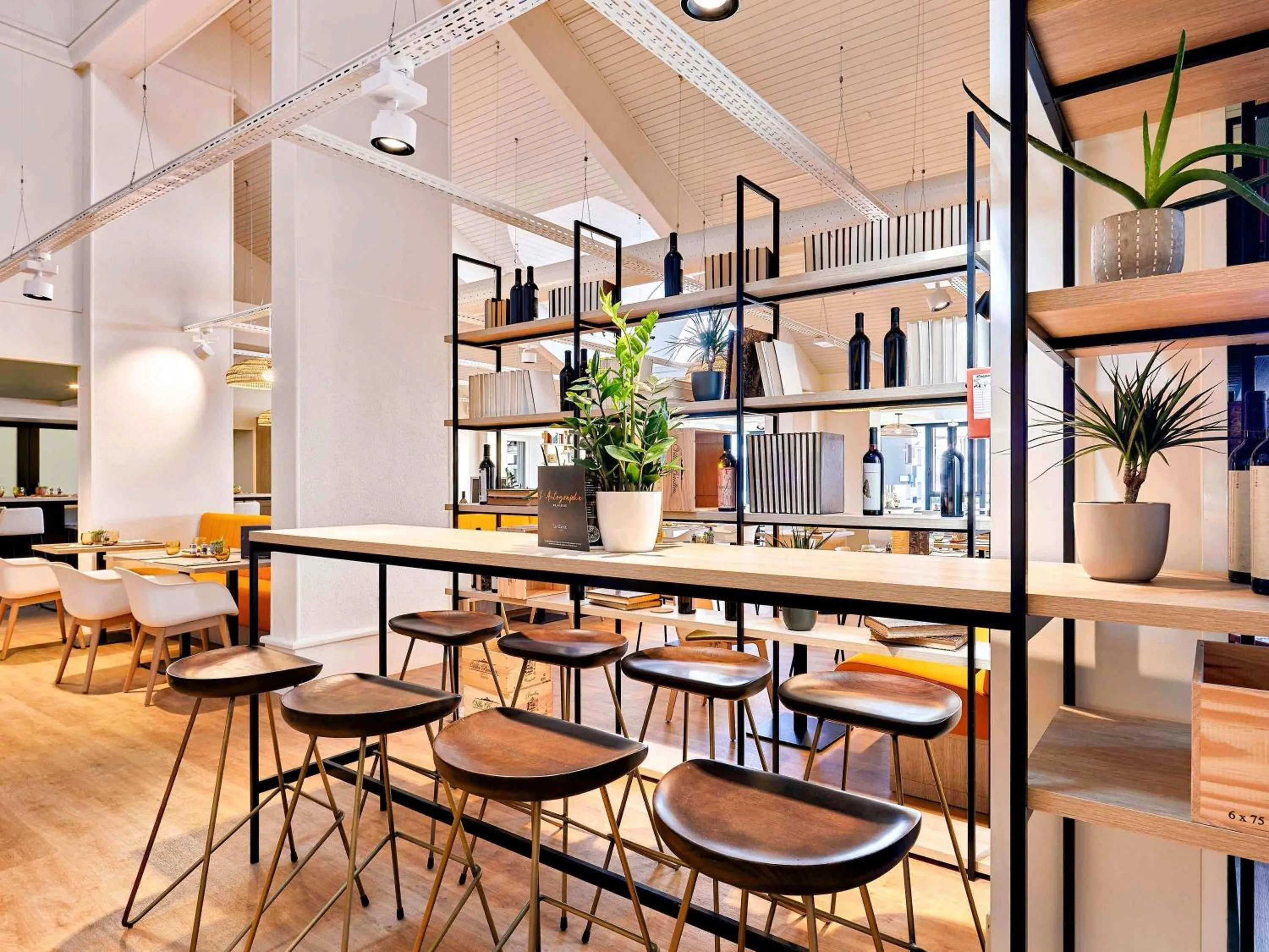 Lounge or bar in ibis La Roche Sur Yon Vendespace