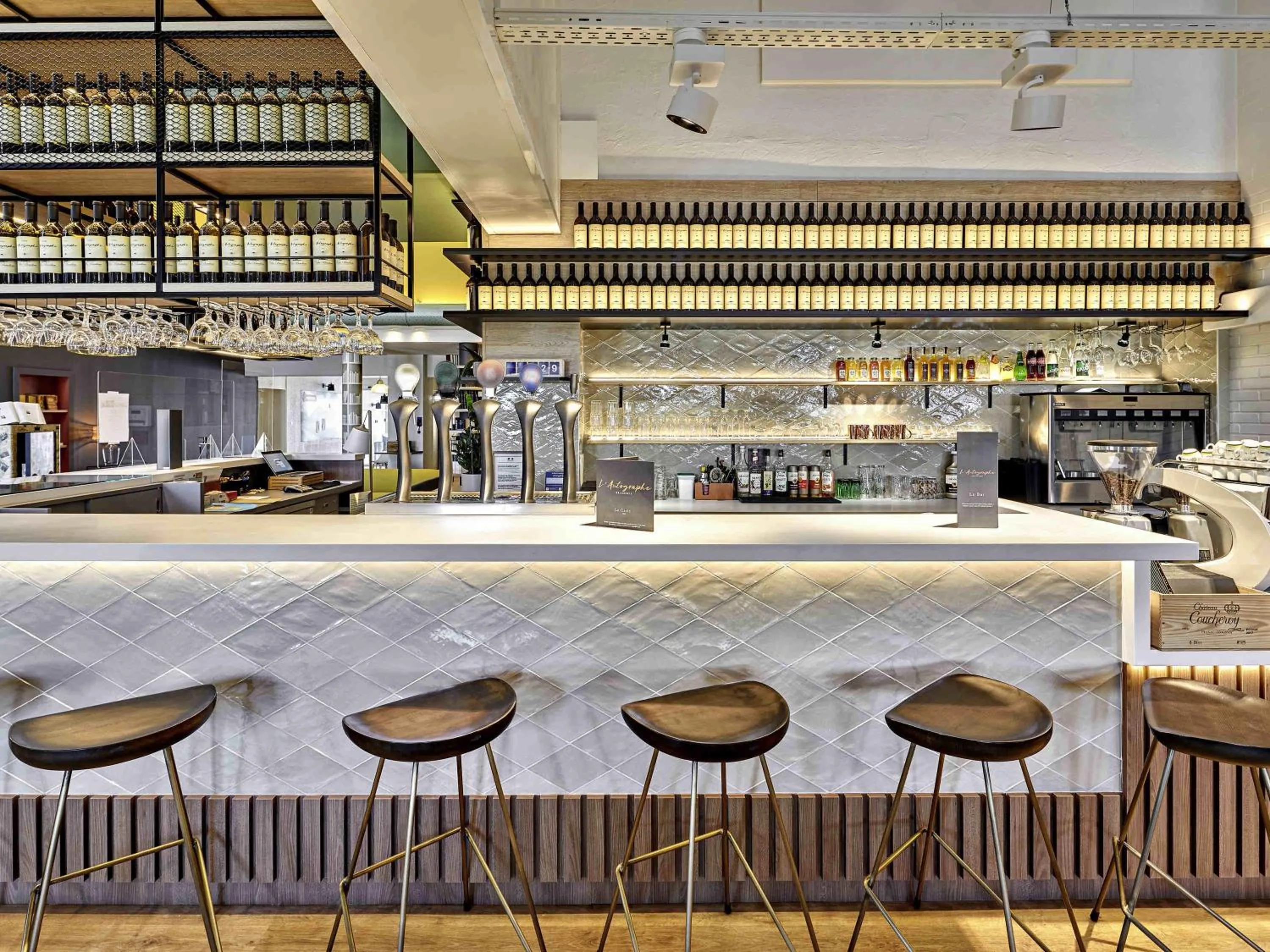 Lounge or bar in ibis La Roche Sur Yon Vendespace