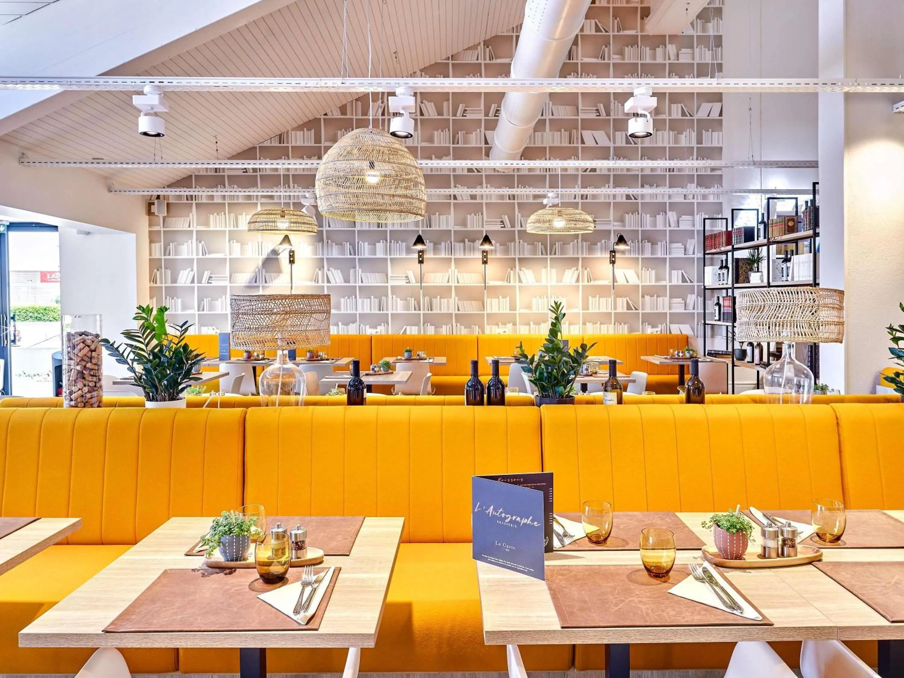 Restaurant/places to eat in ibis La Roche Sur Yon Vendespace