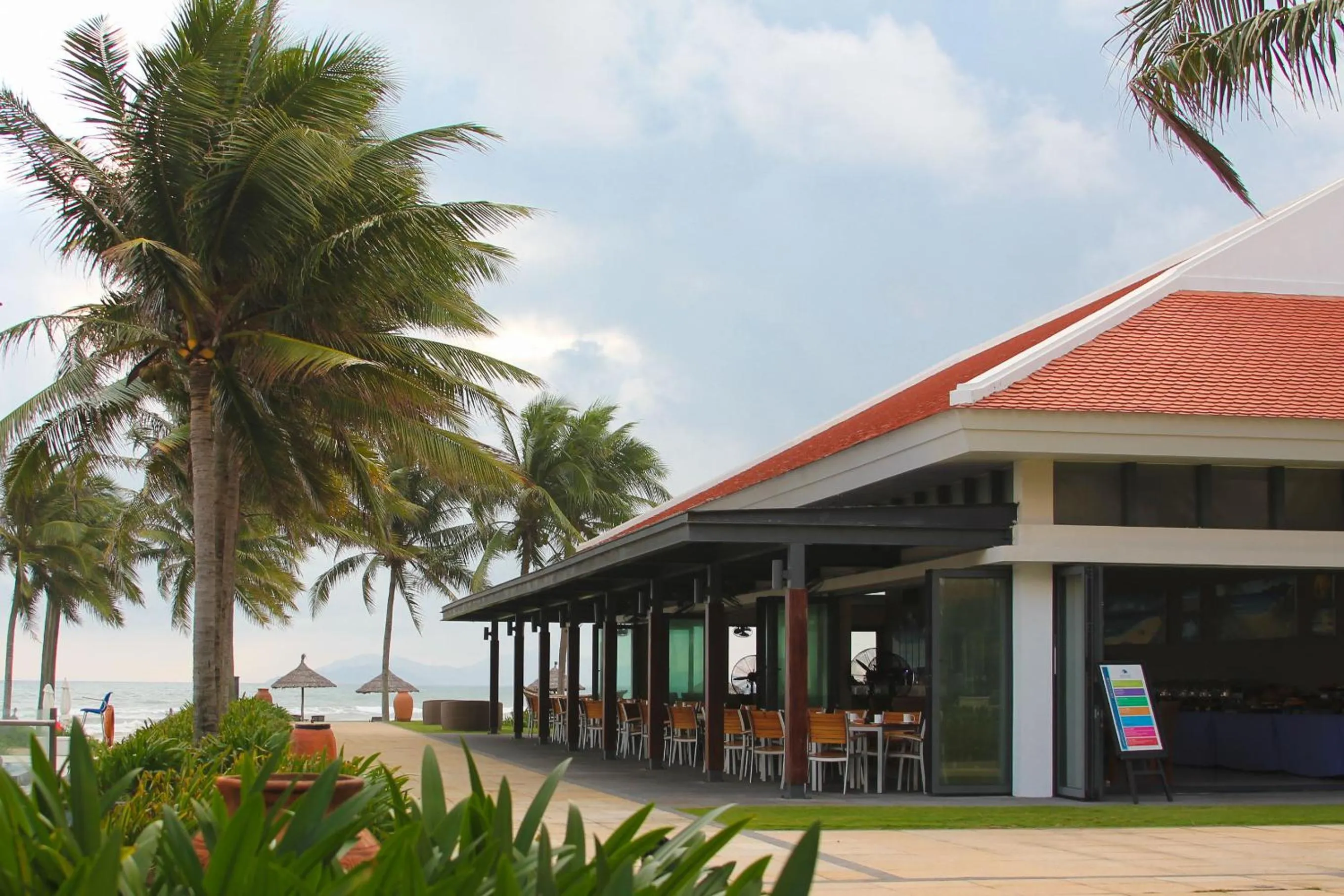 Restaurant/places to eat, Facade/Entrance in The Yacht Villa