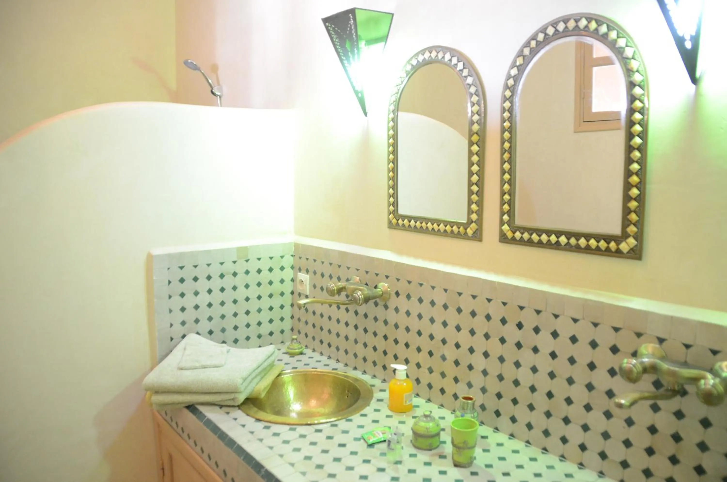 Shower in Riad Anma