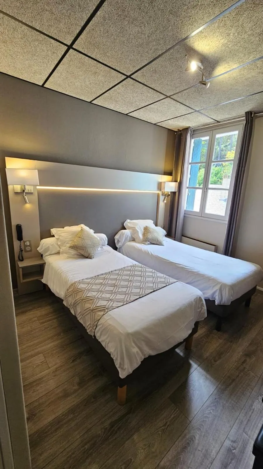 Property building, Bed in Logis Hotel Restaurant Family & Spa