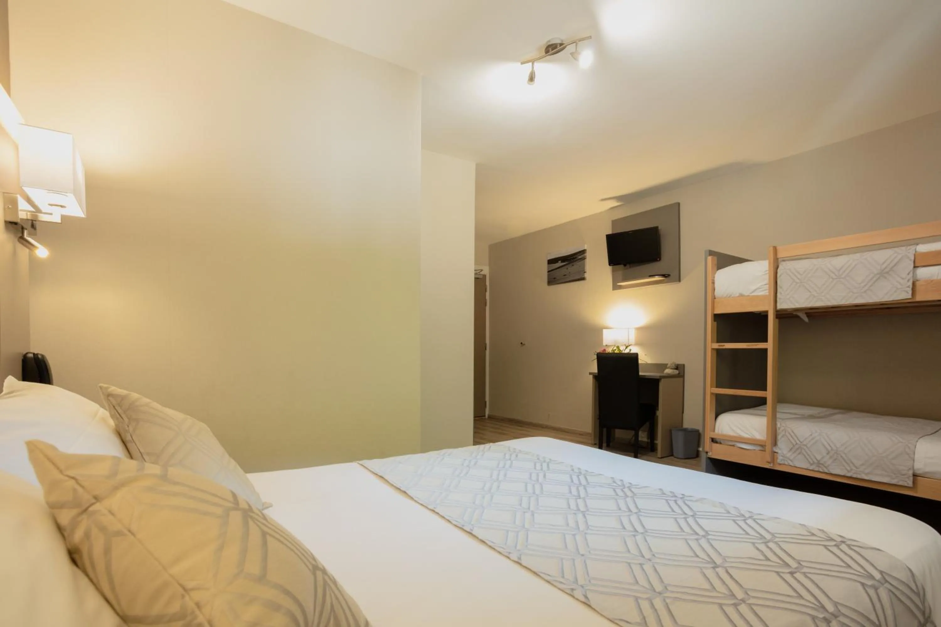 Bed in Logis Hotel Restaurant Family & Spa