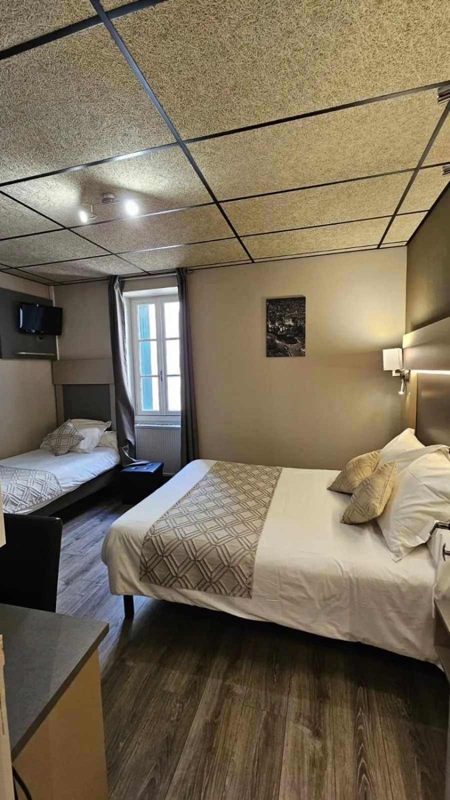 Property building, Bed in Logis Hotel Restaurant Family & Spa