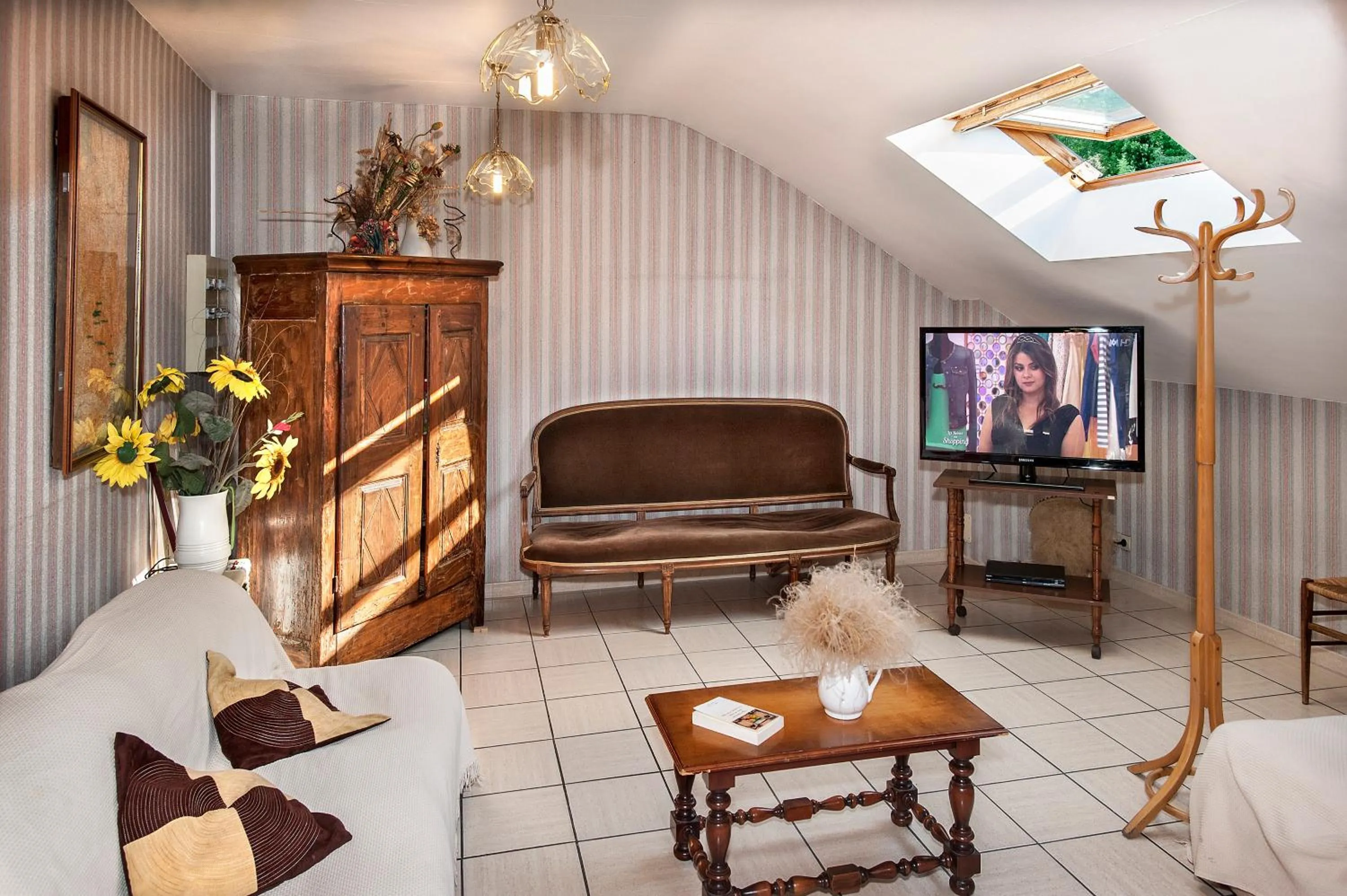 Communal lounge/ TV room in Logis Hotel Restaurant Family & Spa