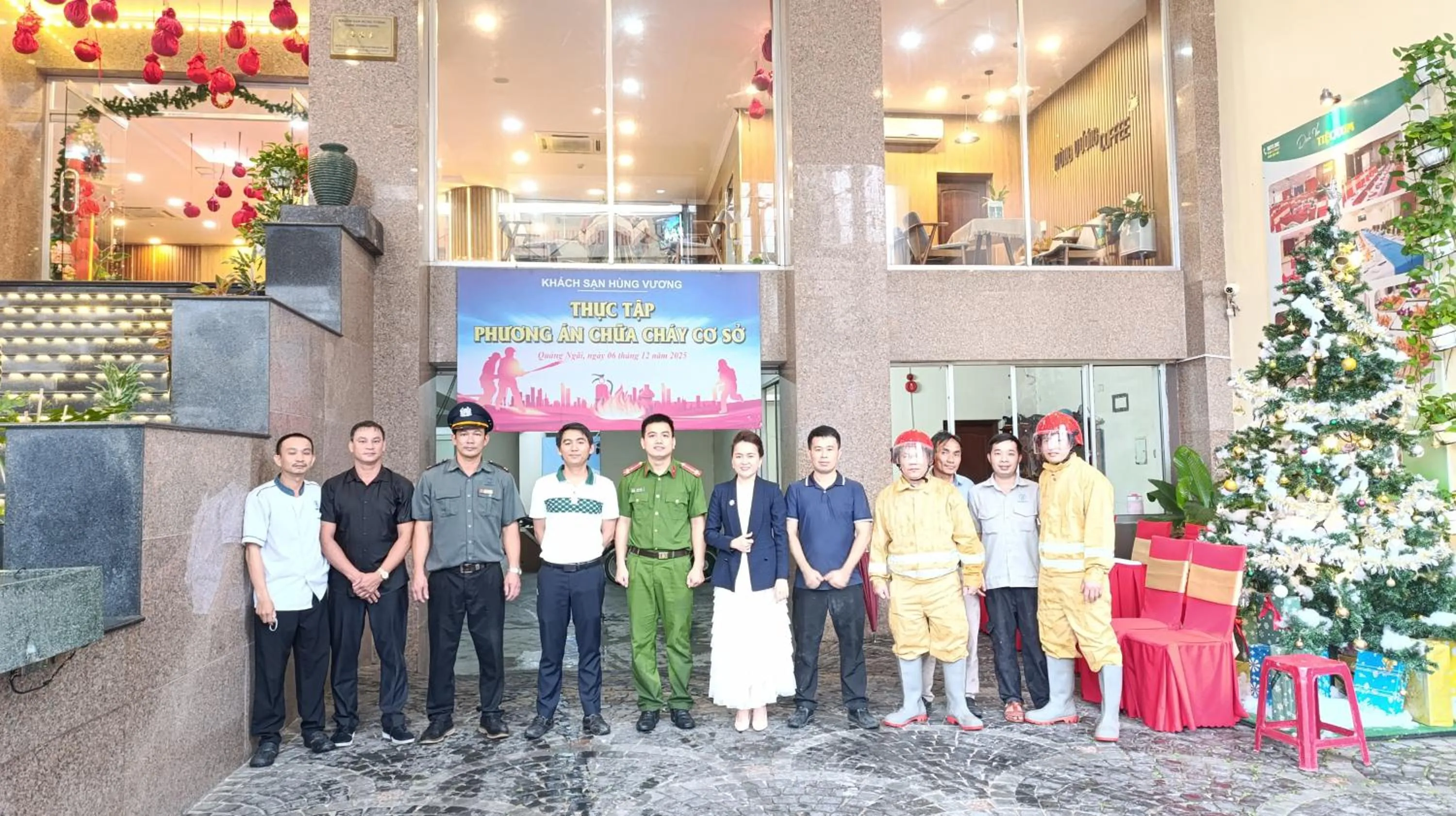 People in Khách Sạn Hùng Vương Quảng Ngãi