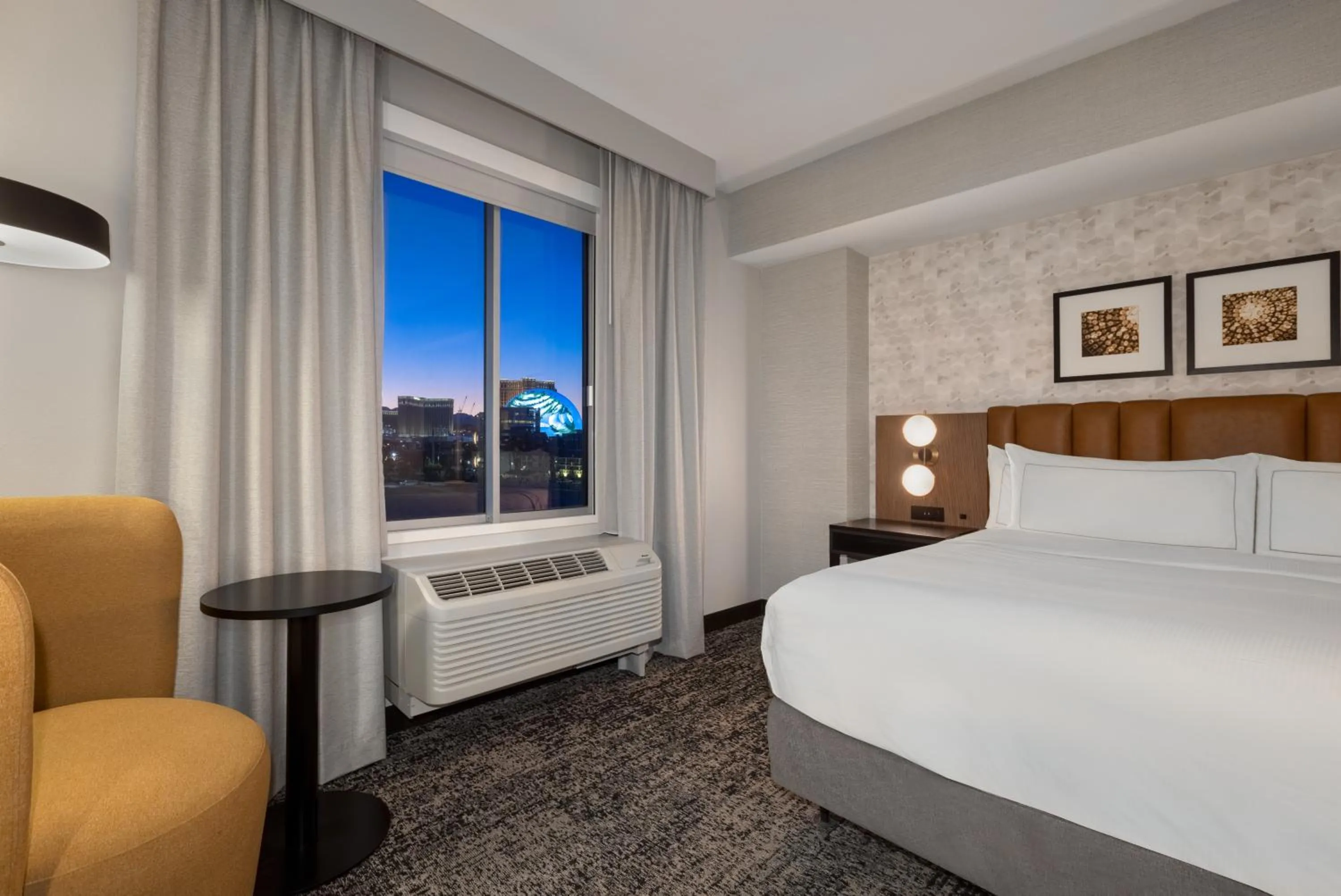 Bedroom, Bed in DoubleTree by Hilton Las Vegas East Flamingo