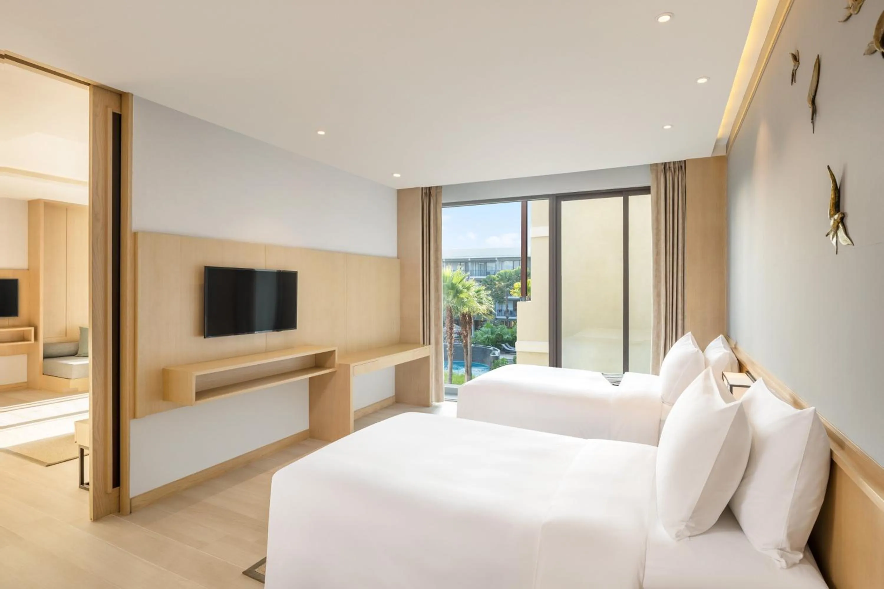 Swimming pool, Bed in Le Meridien Khao Lak Resort & Spa