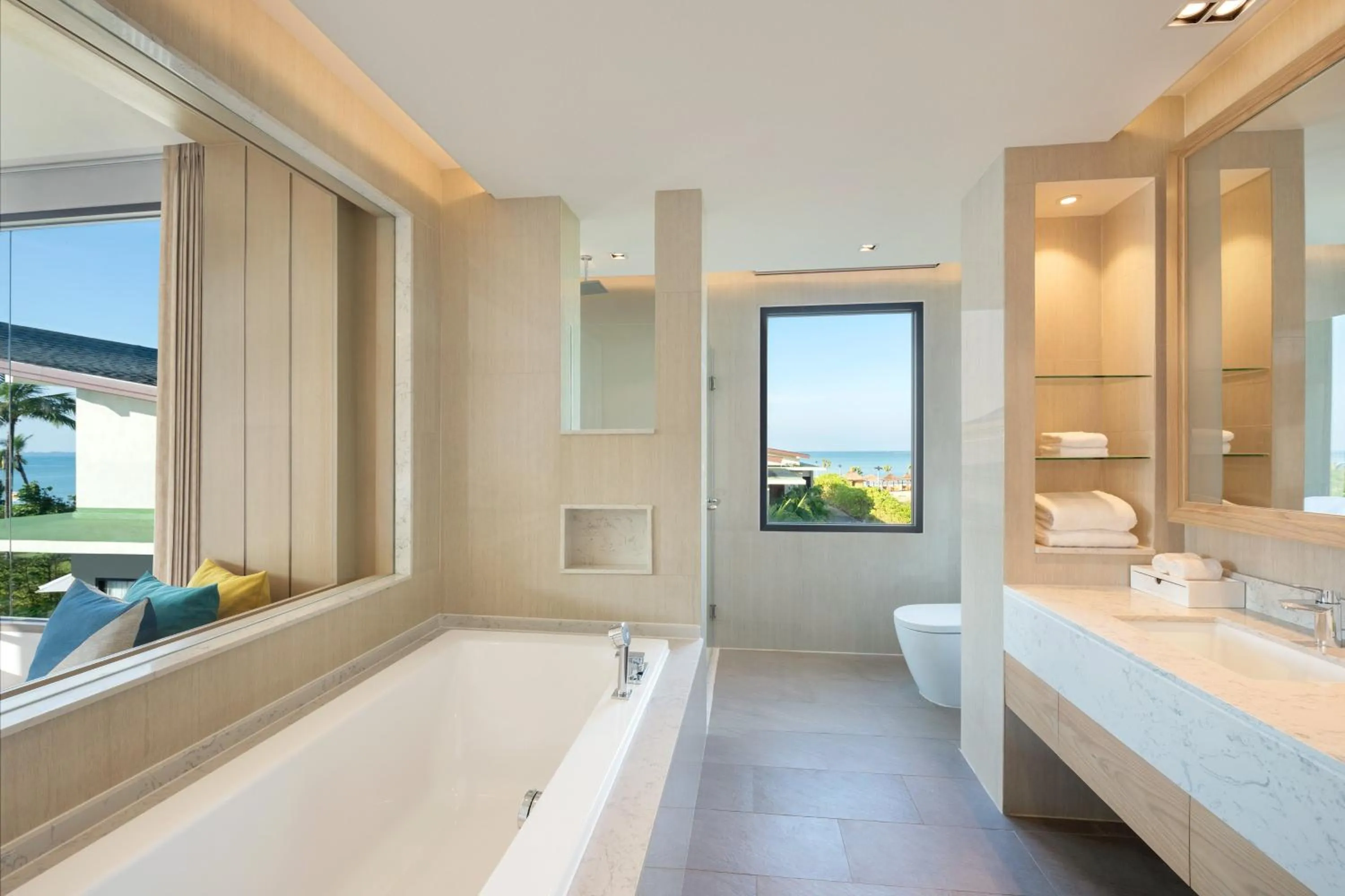 Bathroom, Bed in Le Meridien Khao Lak Resort & Spa
