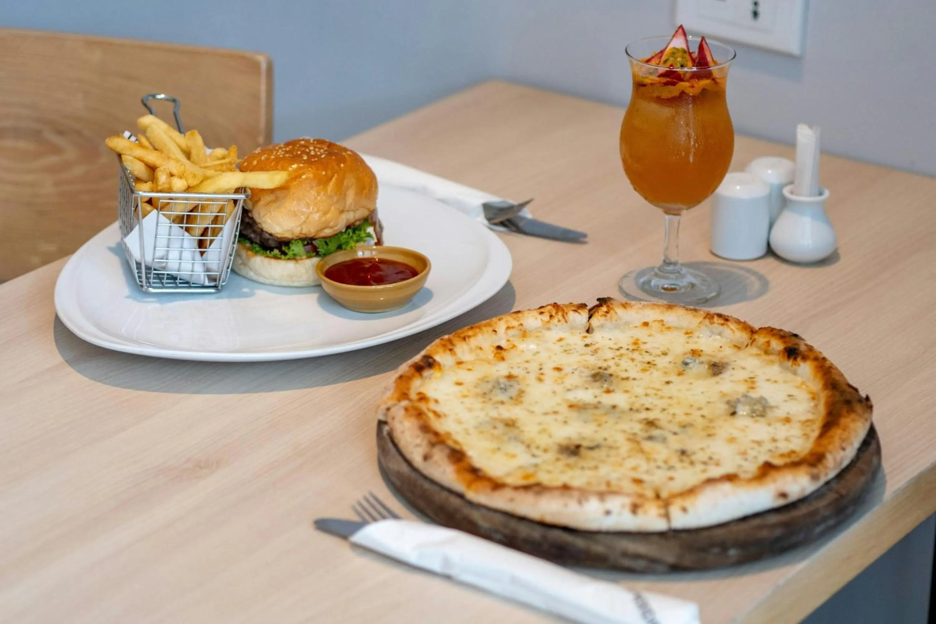 Restaurant/places to eat in Le Meridien Khao Lak Resort & Spa