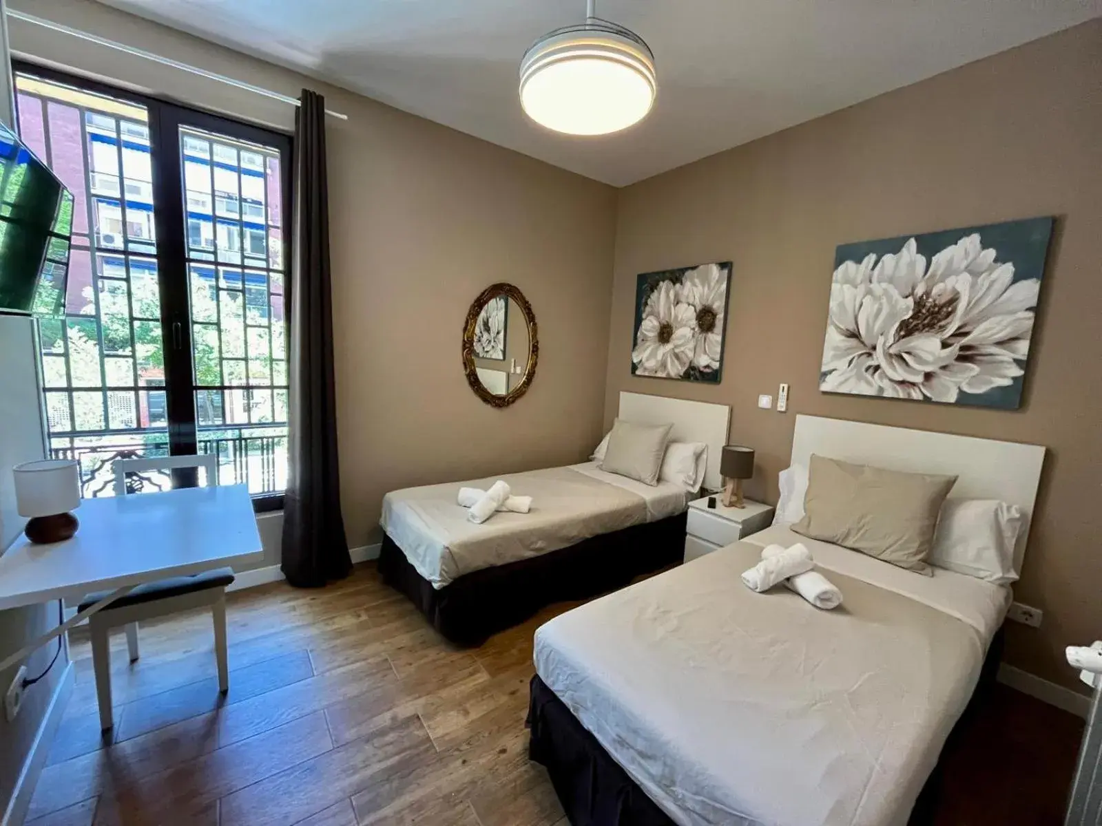 Budget Twin Room in Palacete de la Almudayna Budget Twin Room in Palacete de la Almudayna