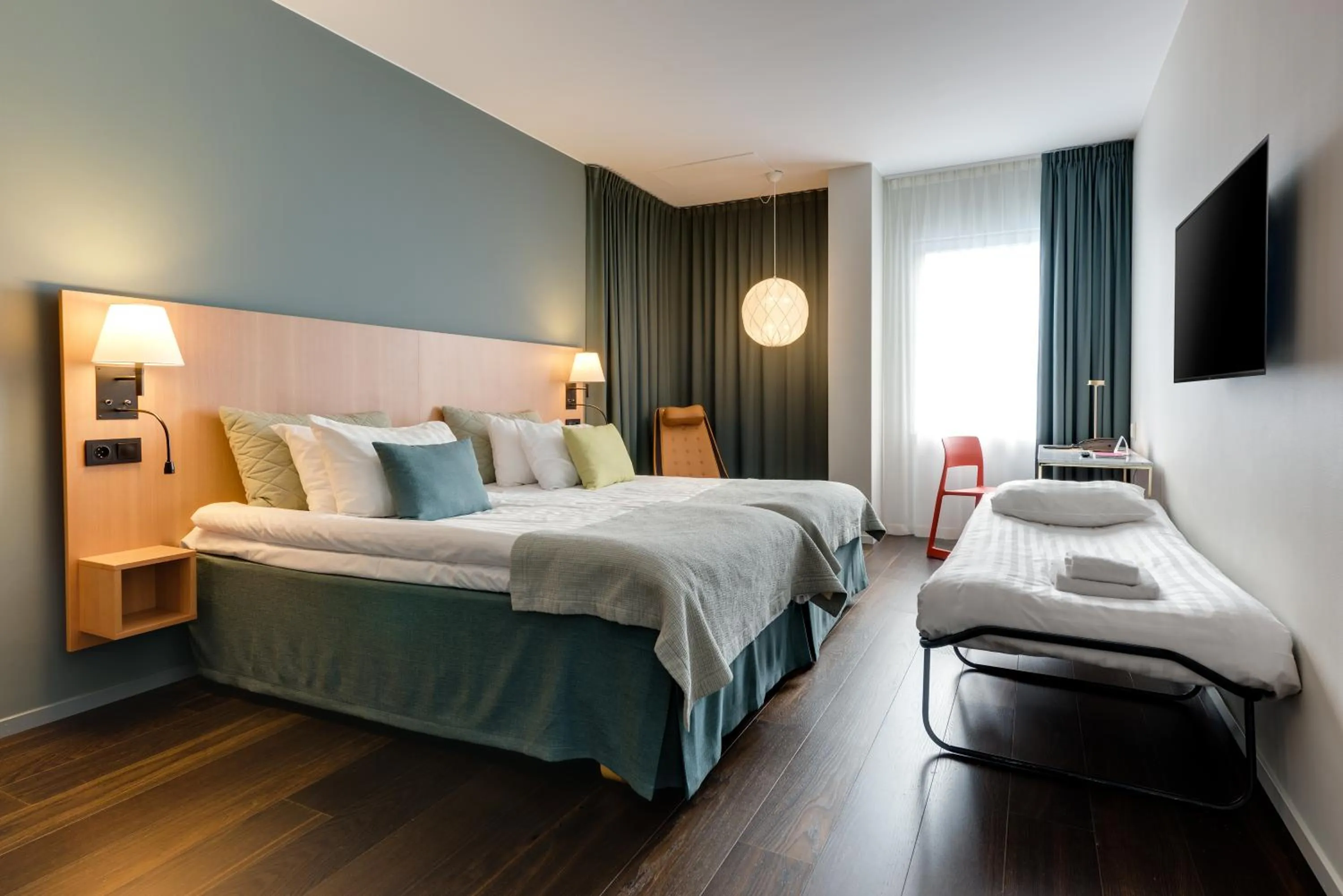 Property building, Bed in Quality Hotel Globe