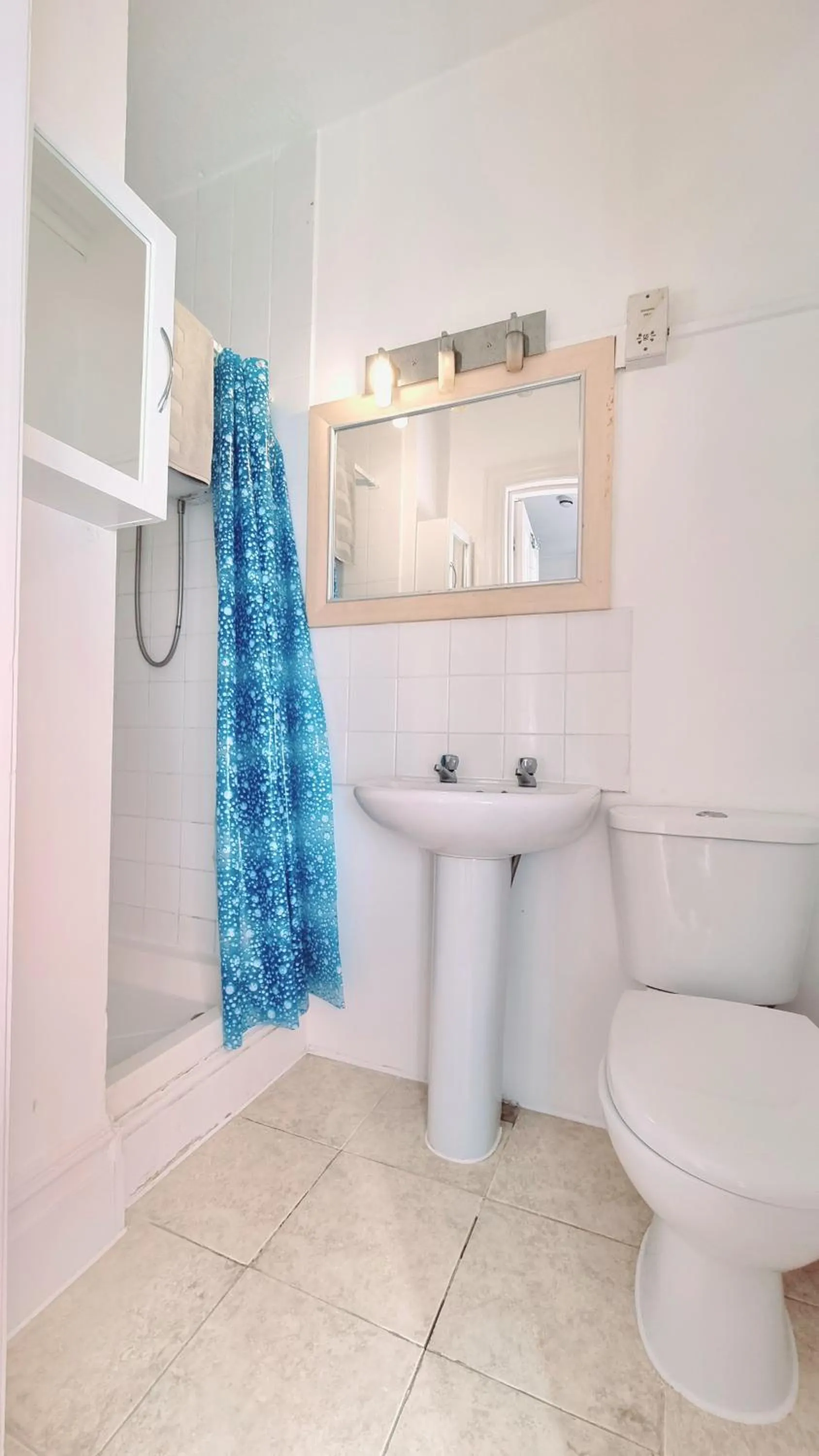 Bathroom in Beachcomber Holiday Apartments