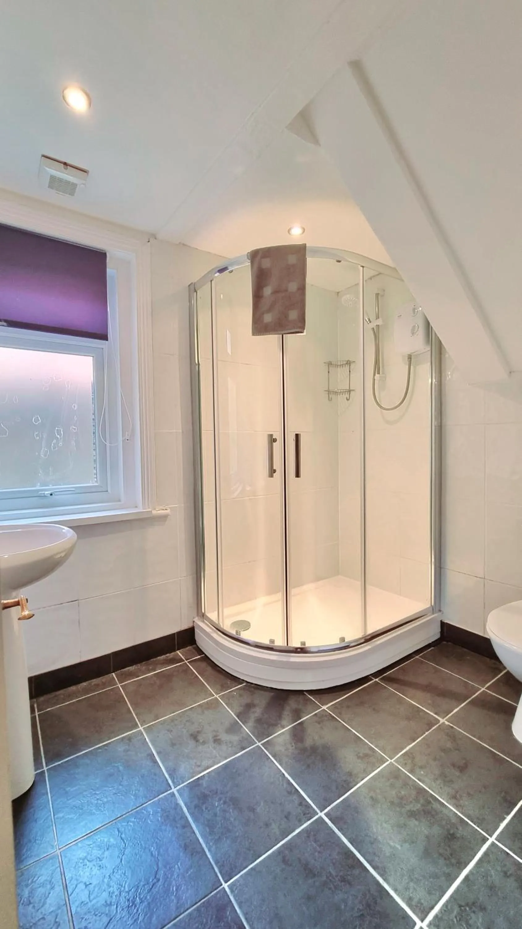 Bathroom in Beachcomber Holiday Apartments