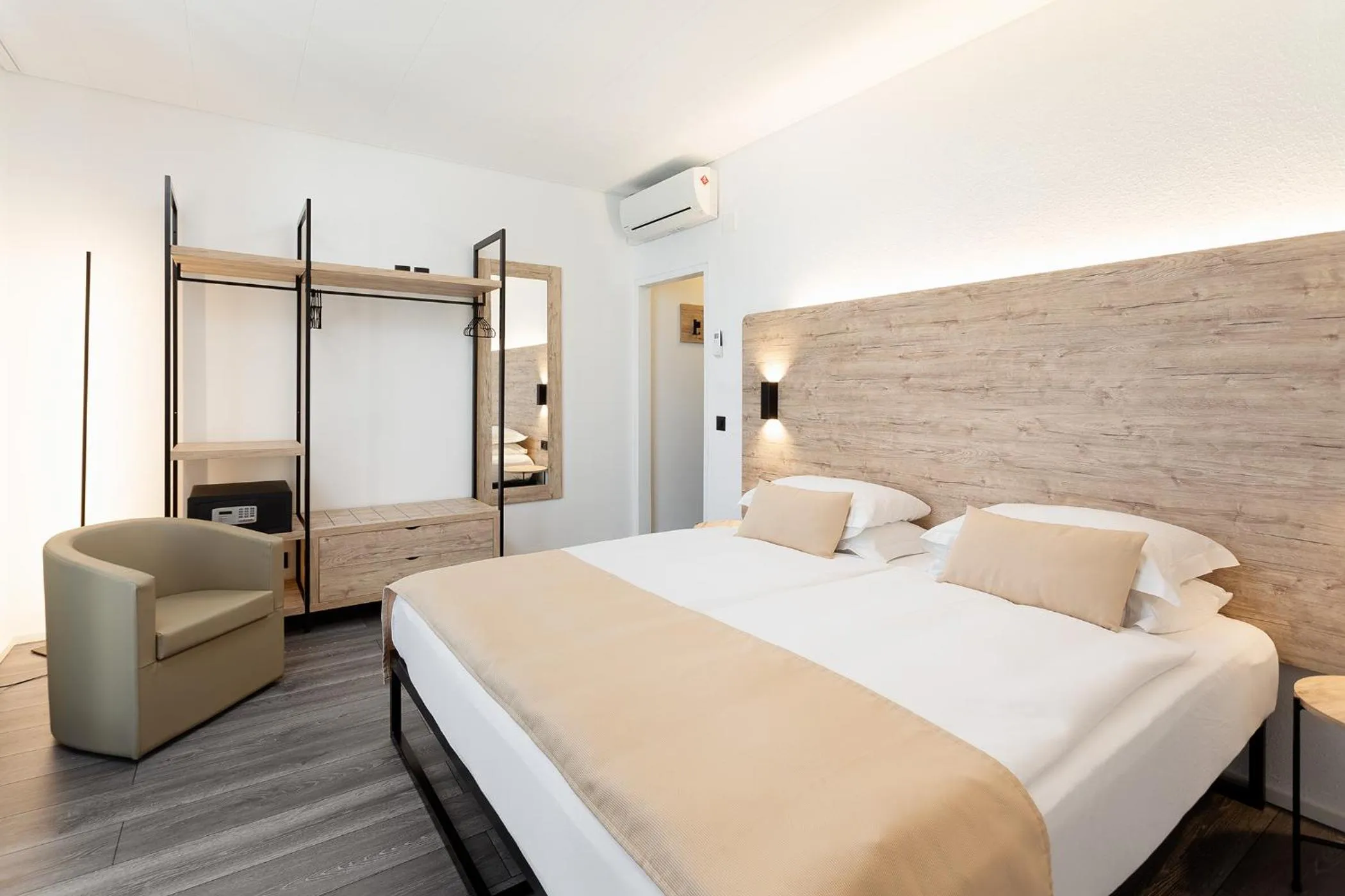 Photo of the whole room, Bed in Hotel Du Lac