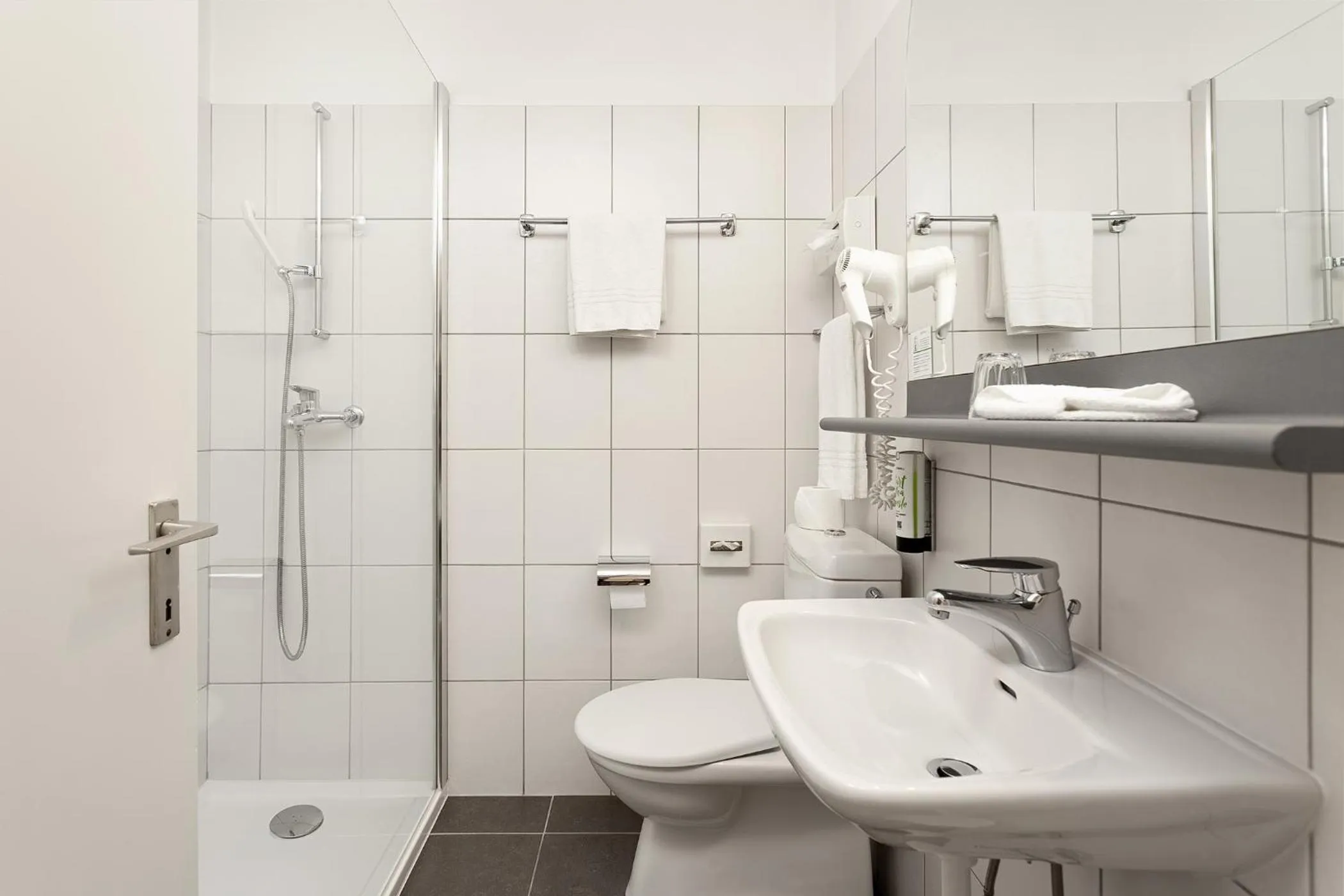 Shower in Hotel Du Lac