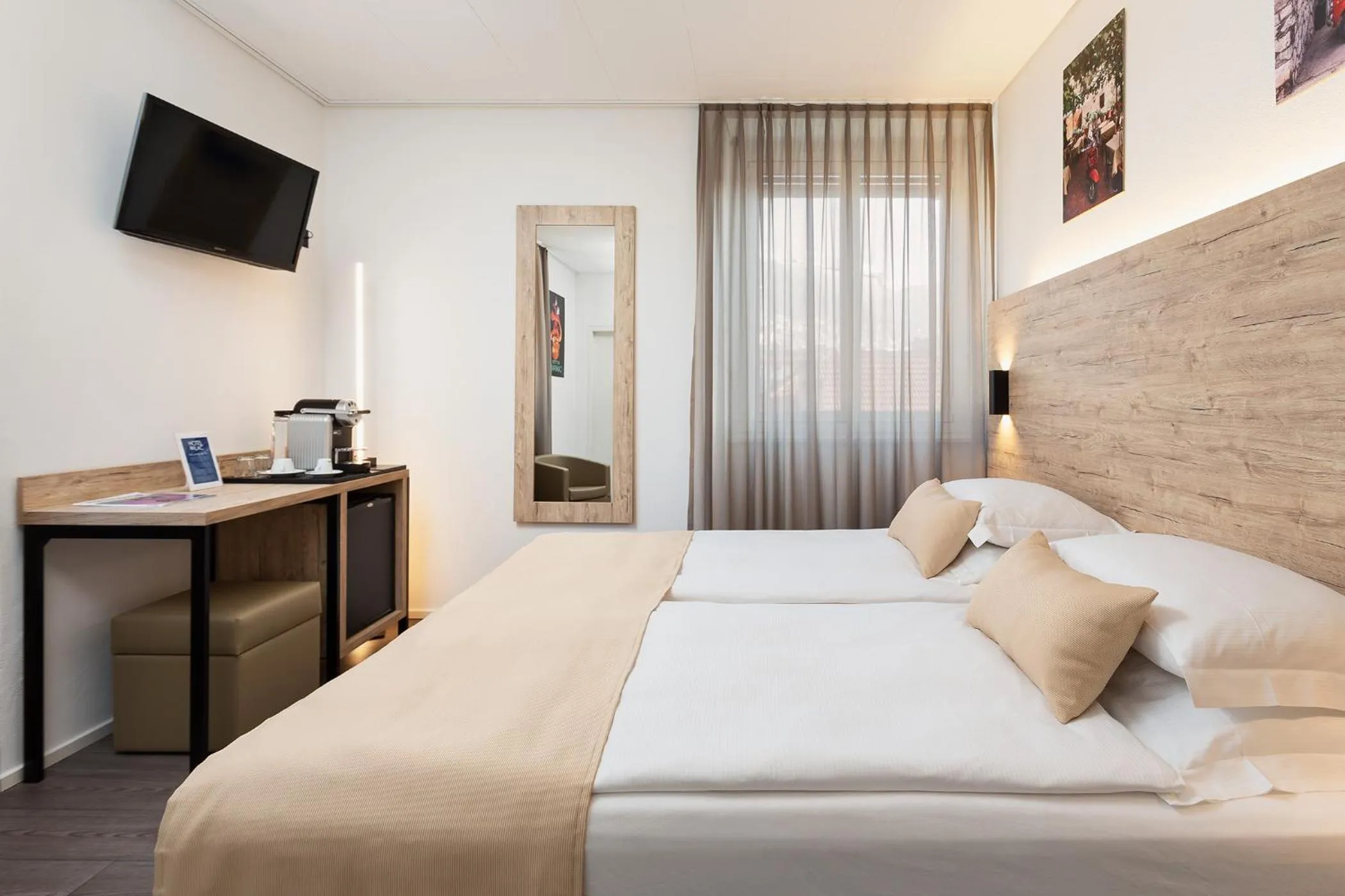 Photo of the whole room, Bed in Hotel Du Lac