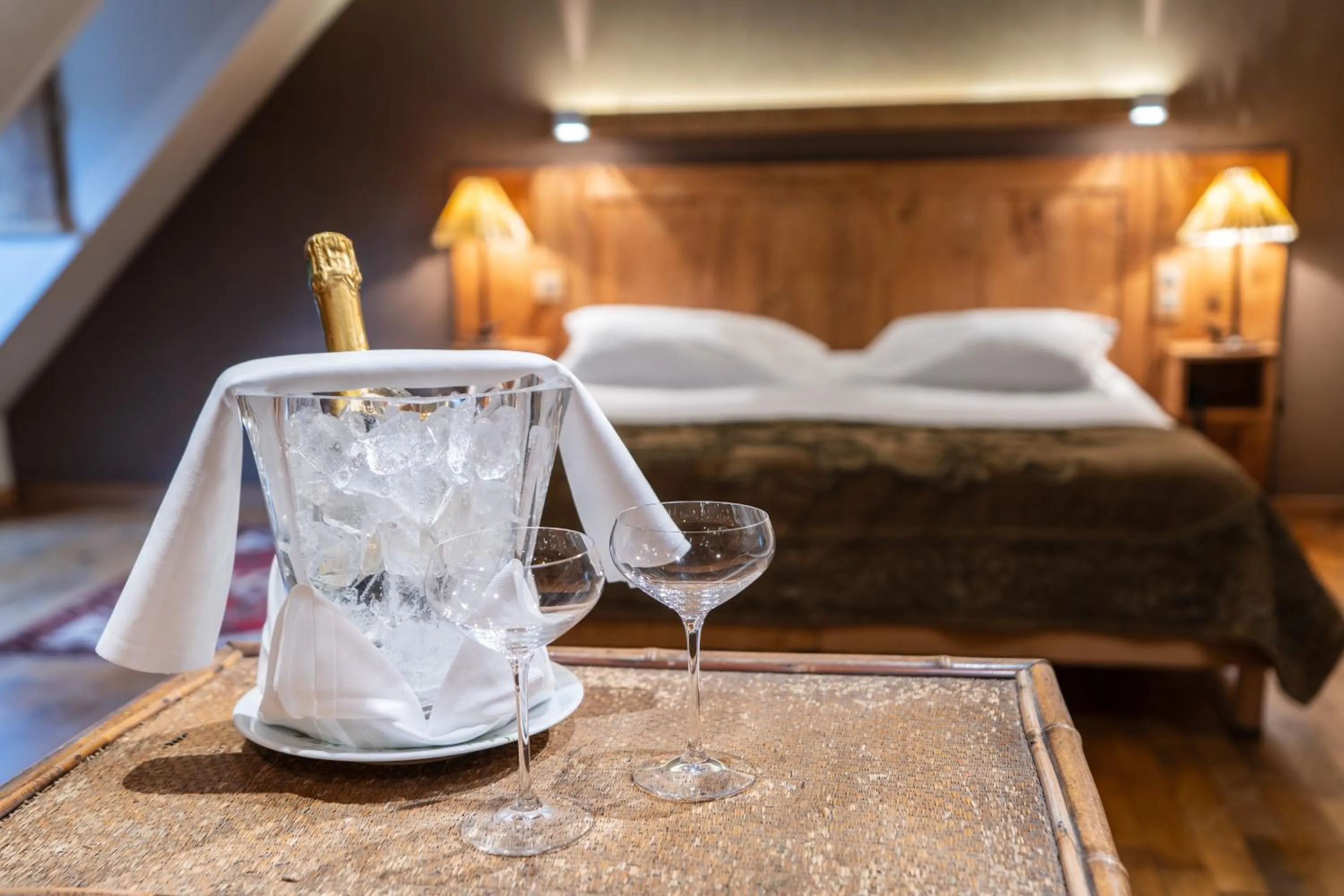 room service, Bed in L'Absinthe Hôtel