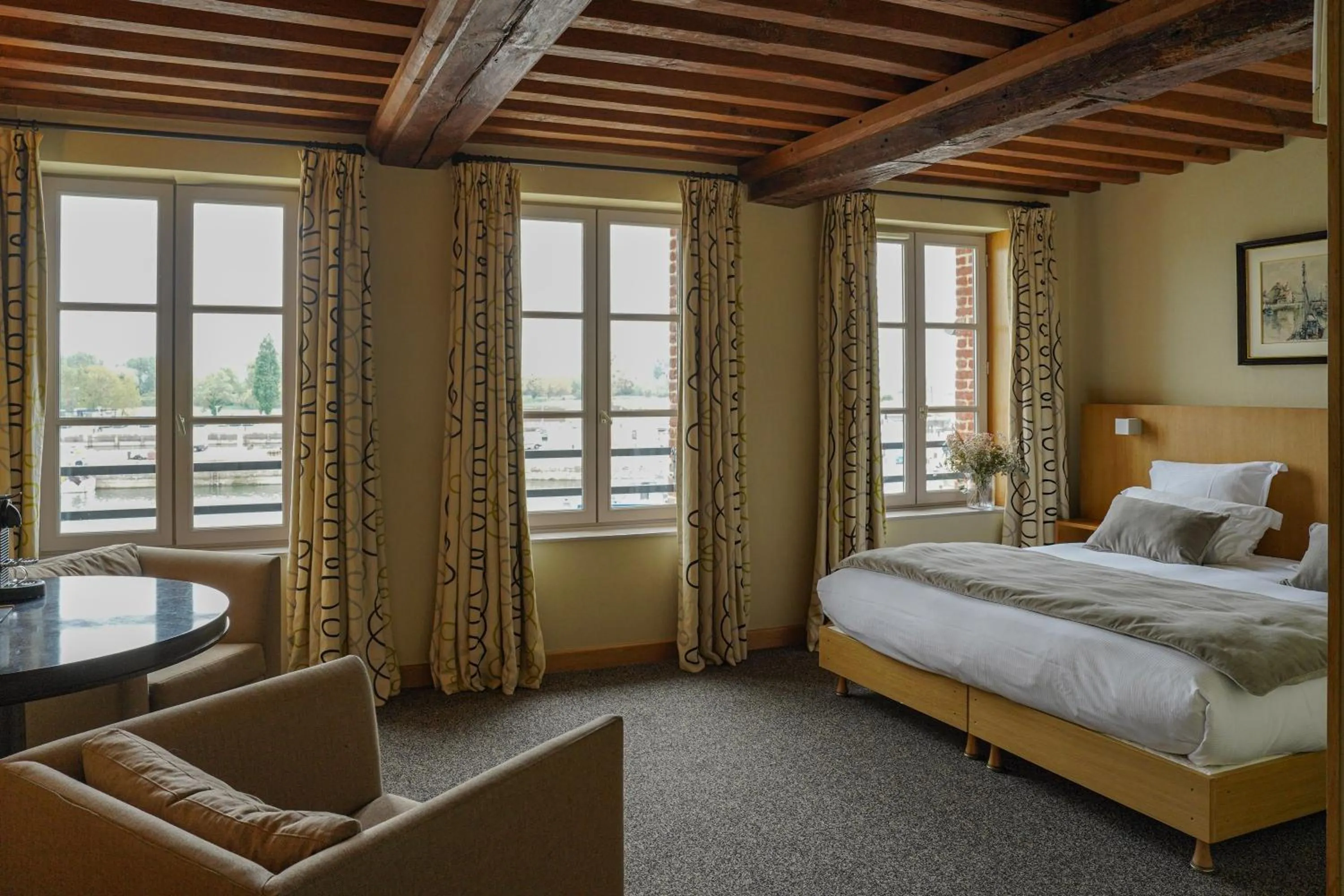 Bed in L'Absinthe Hôtel