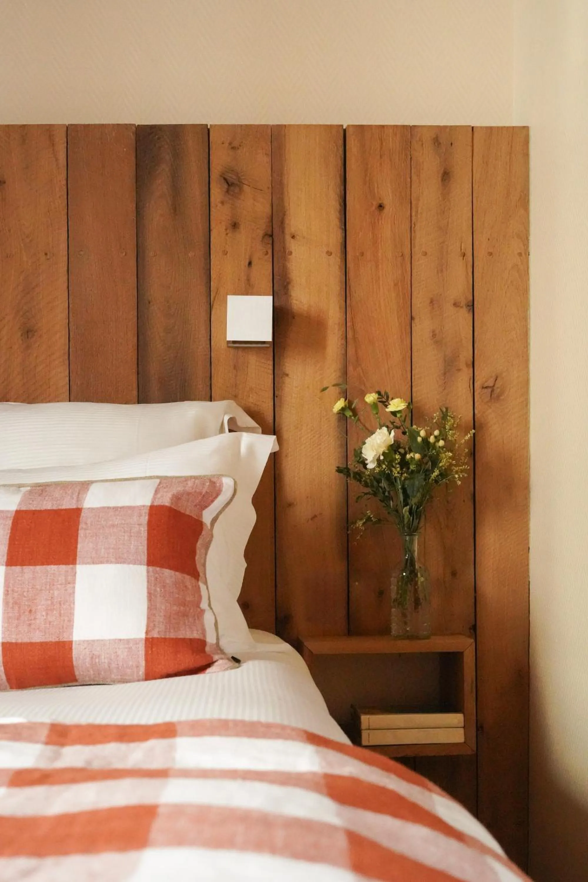 Bed in L'Absinthe Hôtel