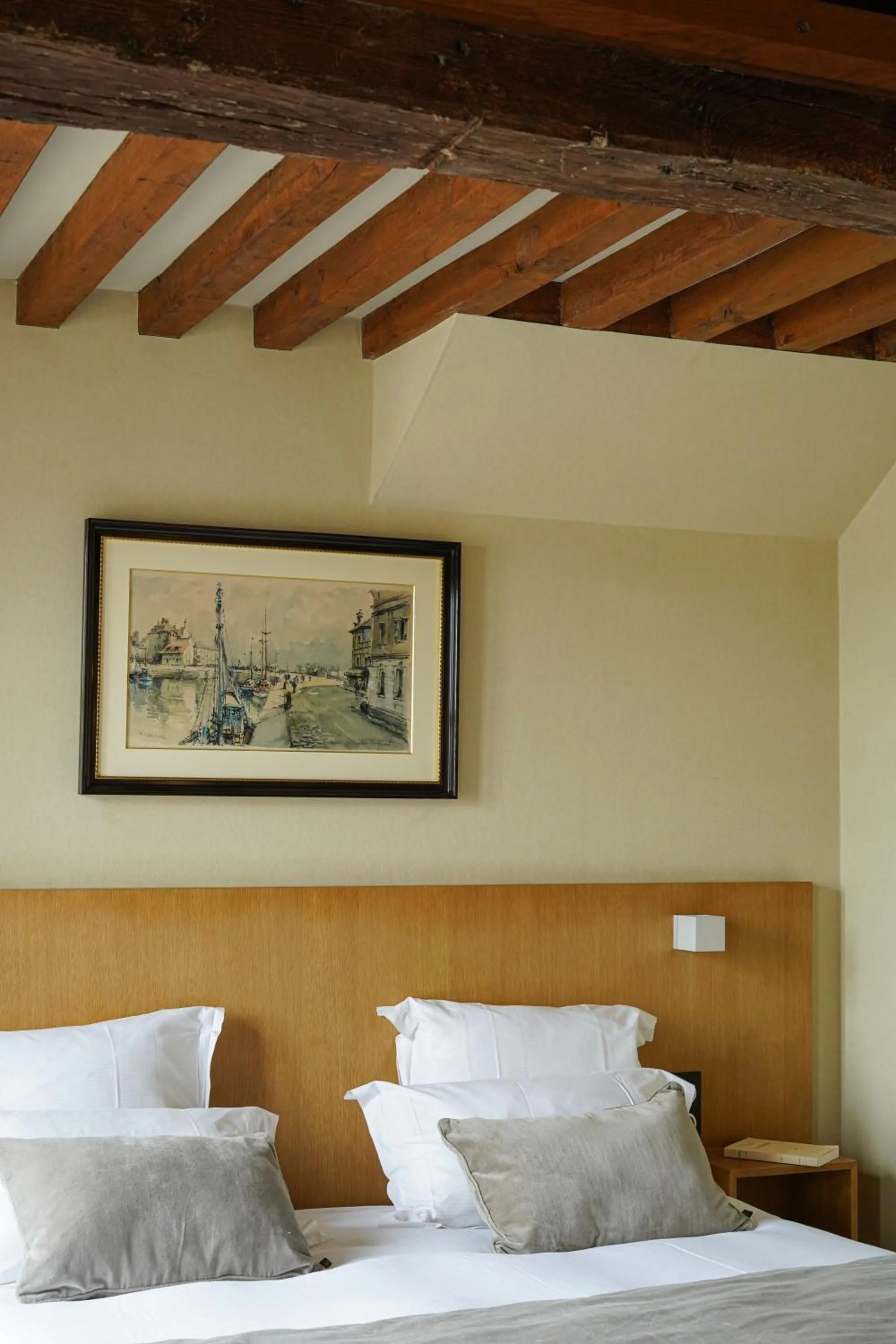 Bed in L'Absinthe Hôtel