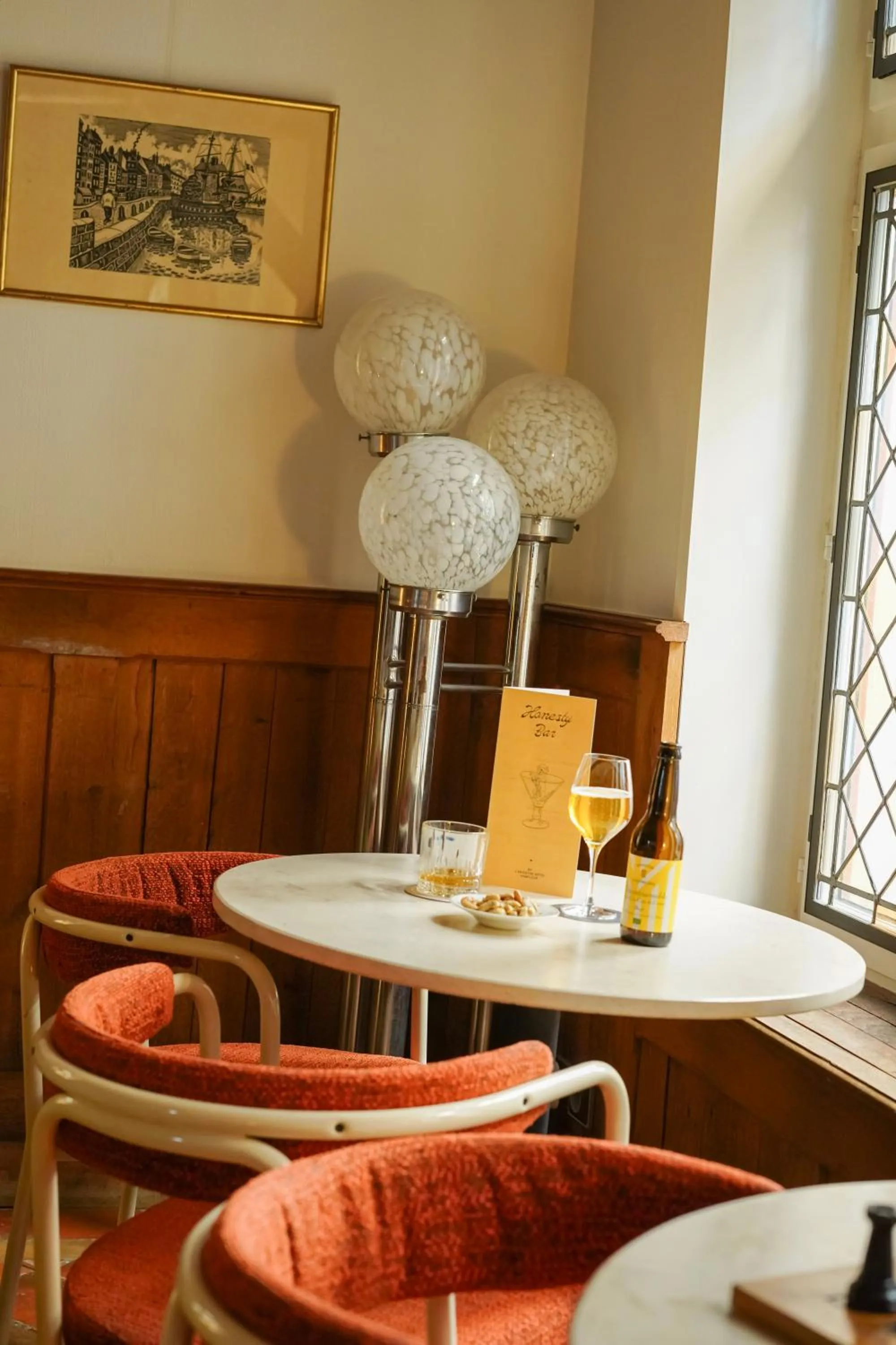 Lounge or bar in L'Absinthe Hôtel