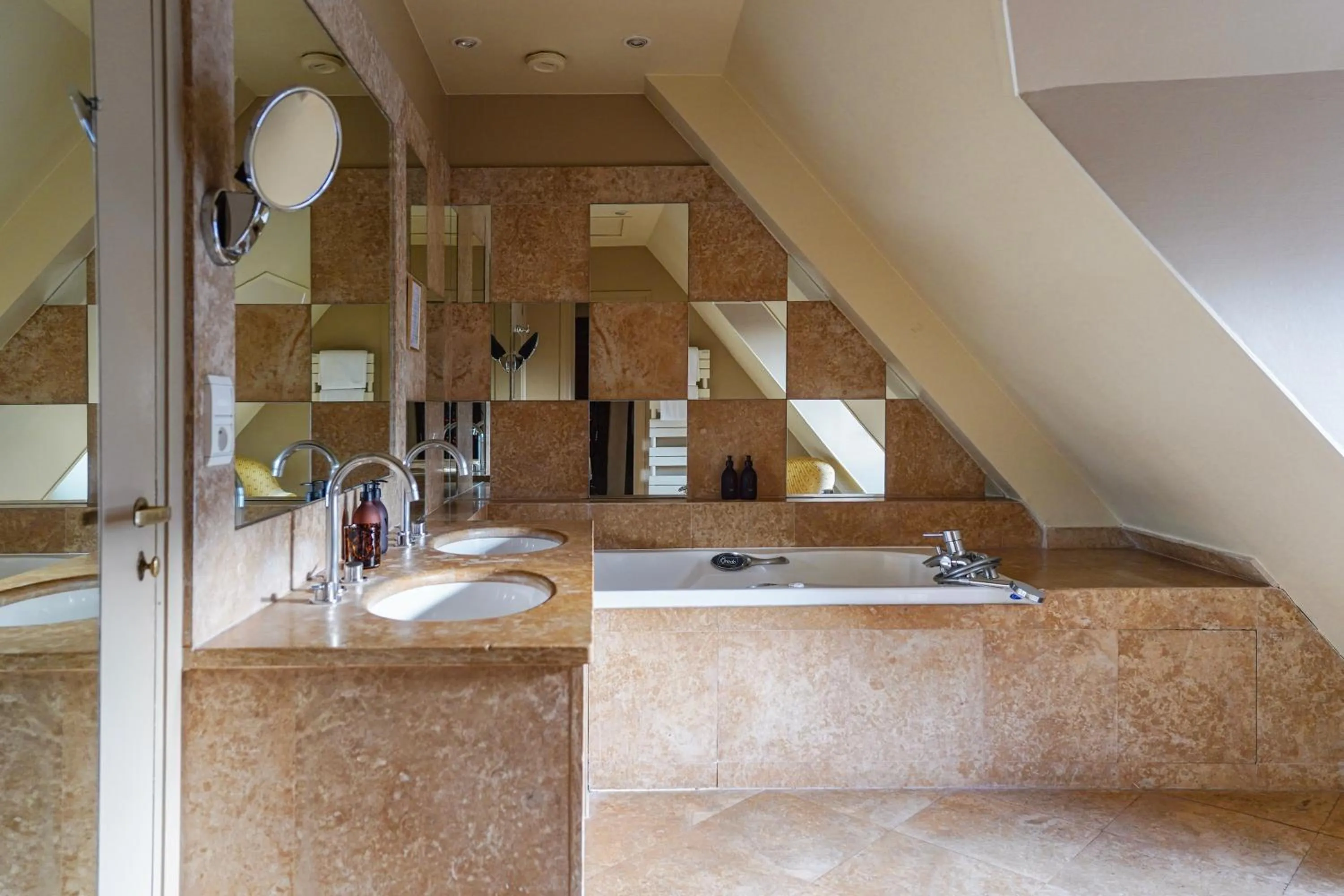 Bathroom in L'Absinthe Hôtel