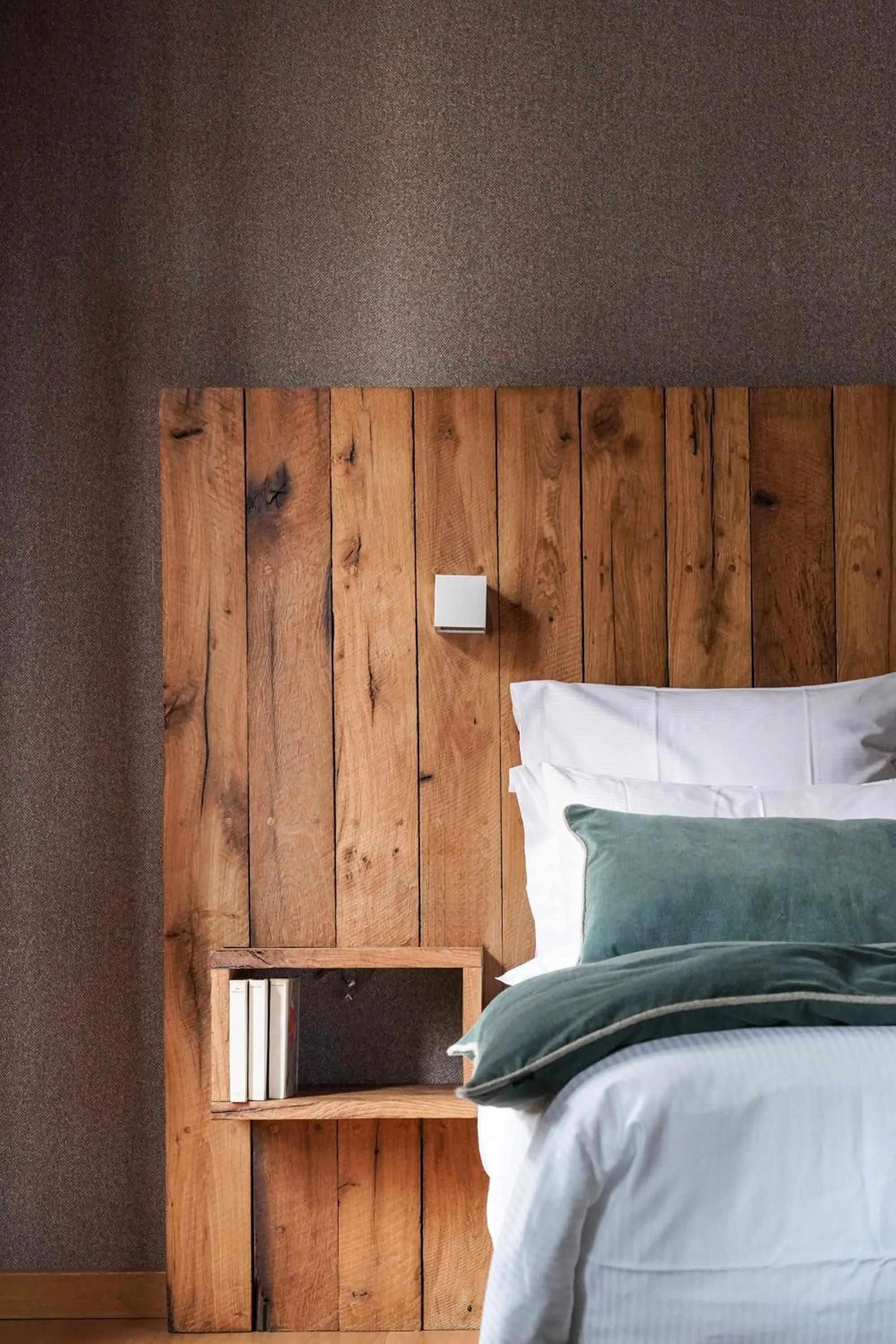 Bed in L'Absinthe Hôtel