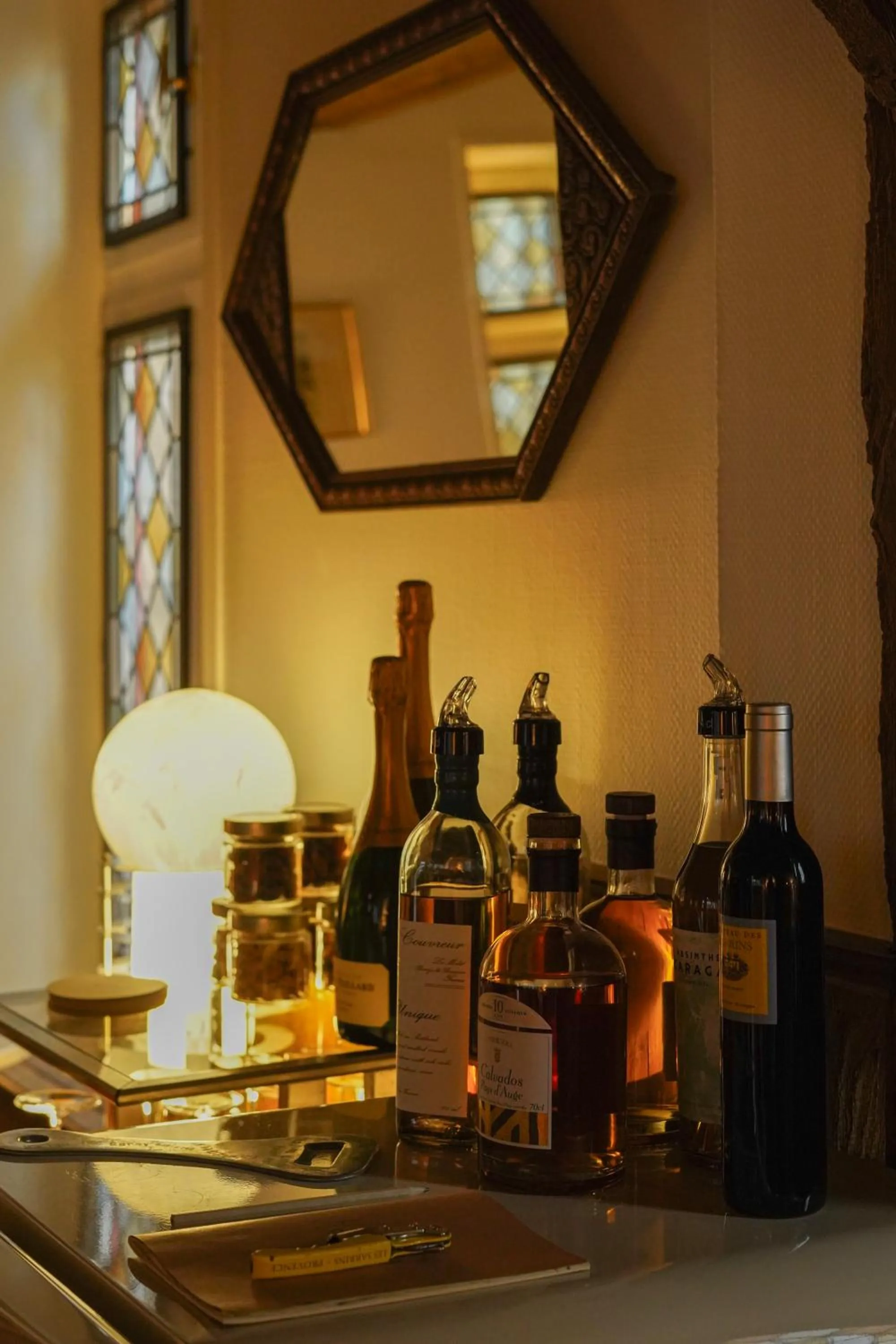 Lounge or bar in L'Absinthe Hôtel