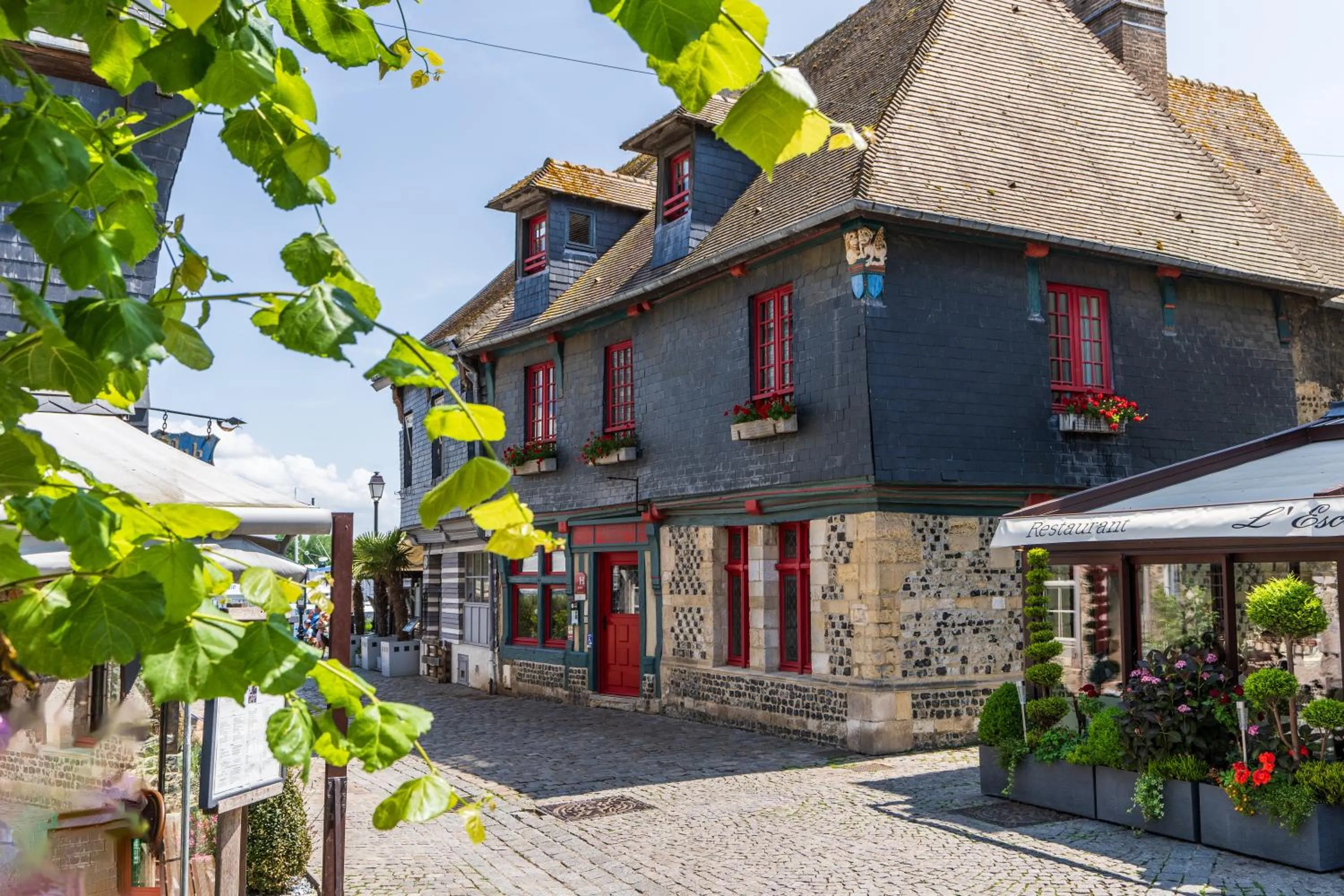 Property building in L'Absinthe Hôtel