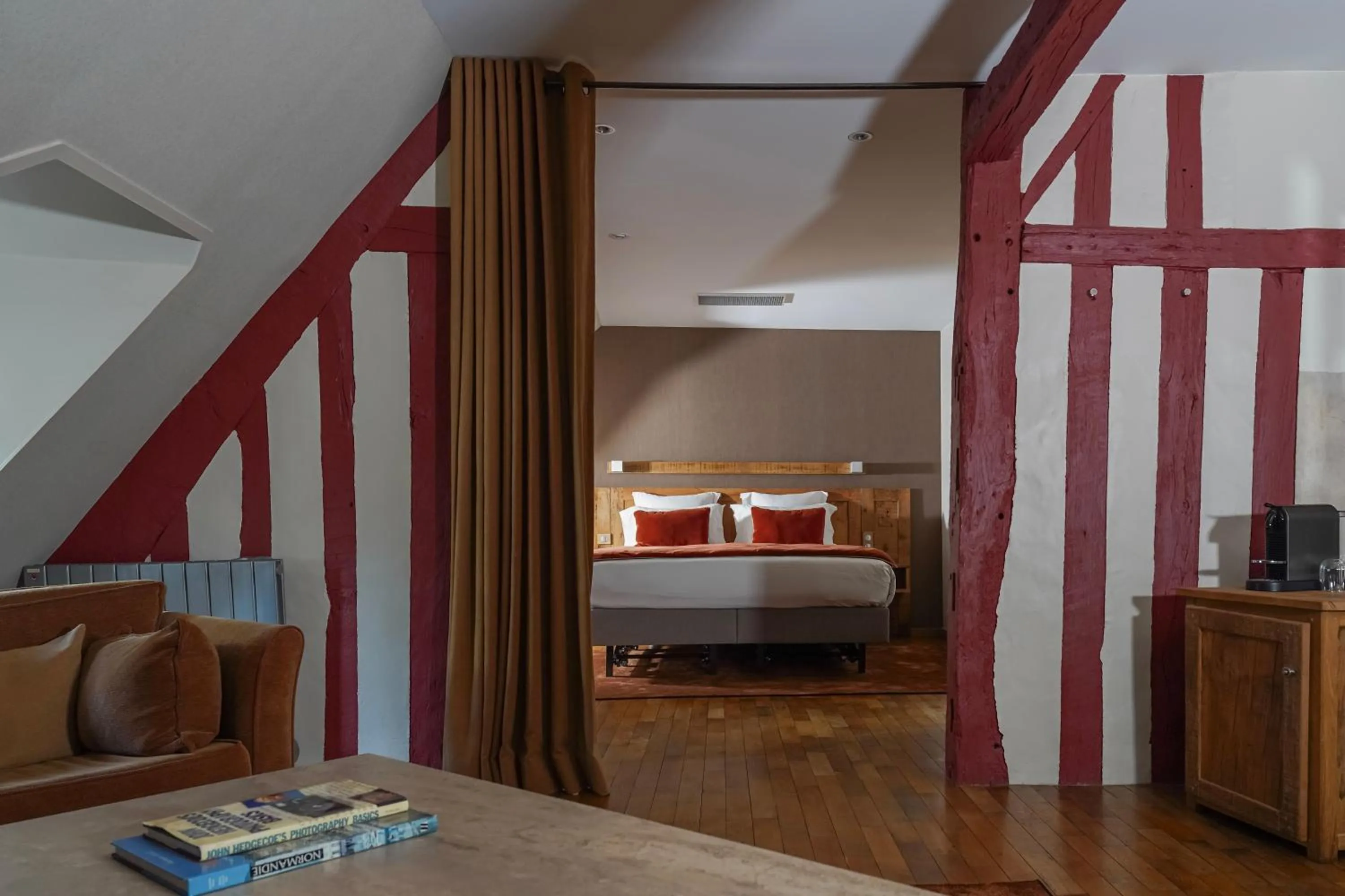 Photo of the whole room, Bed in L'Absinthe Hôtel