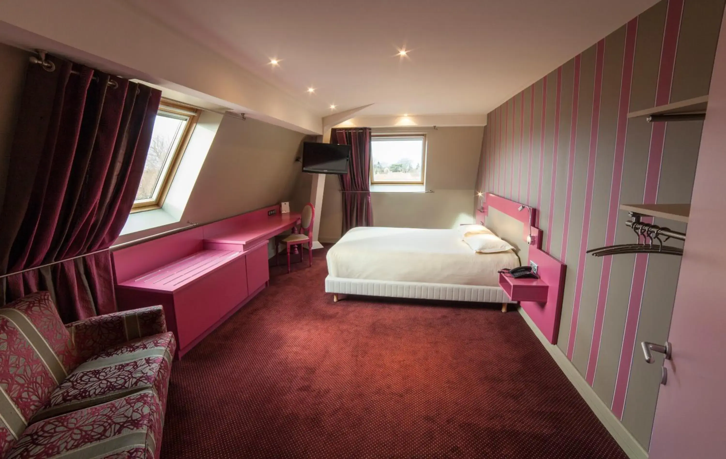 Grand Deluxe Double Room in The Originals Boutique, La Maison Rouge, Lens Ouest Grand Deluxe Double Room in The Originals Boutique, La Maison Rouge, Lens Ouest