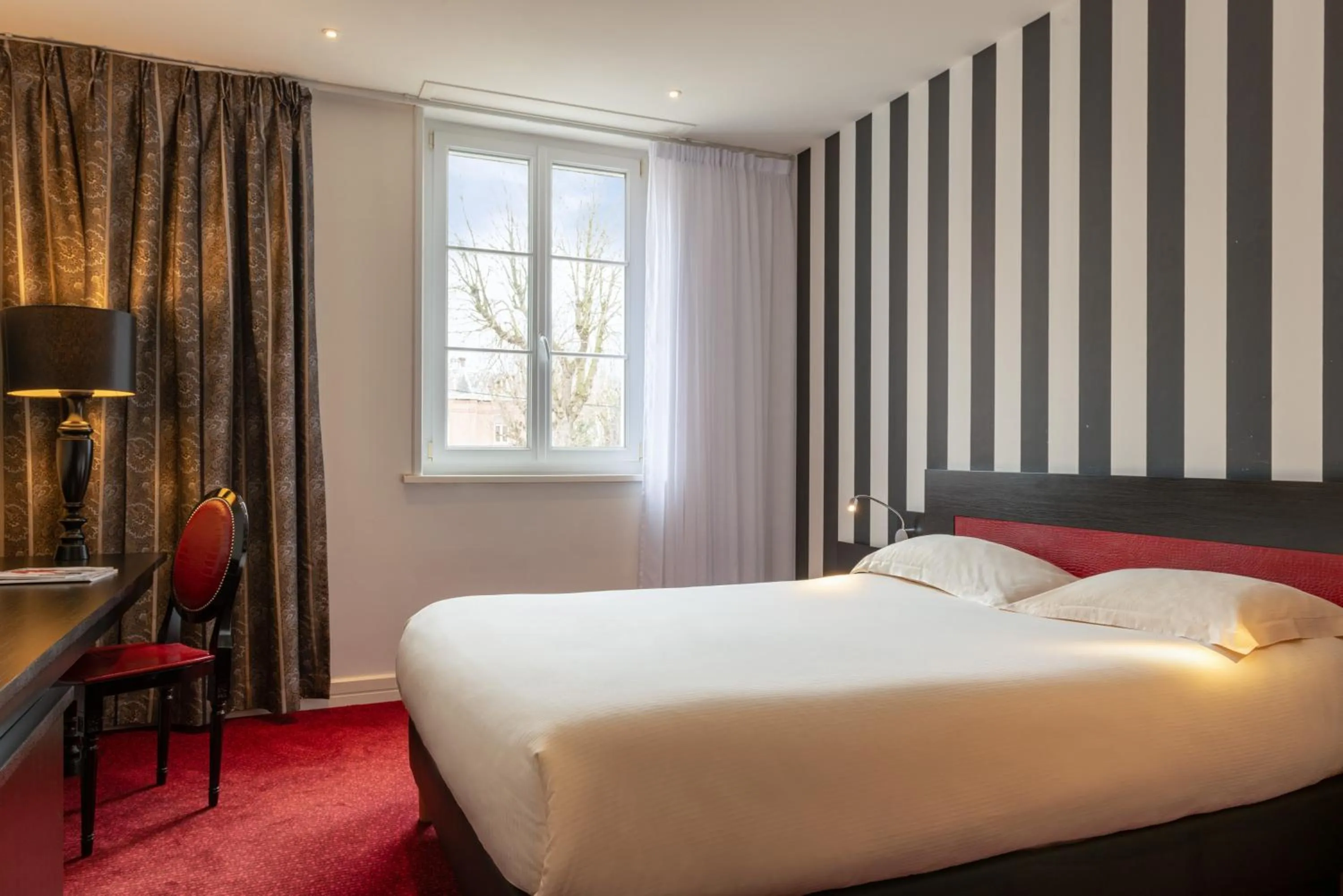 Bed in The Originals Boutique, La Maison Rouge, Lens Ouest