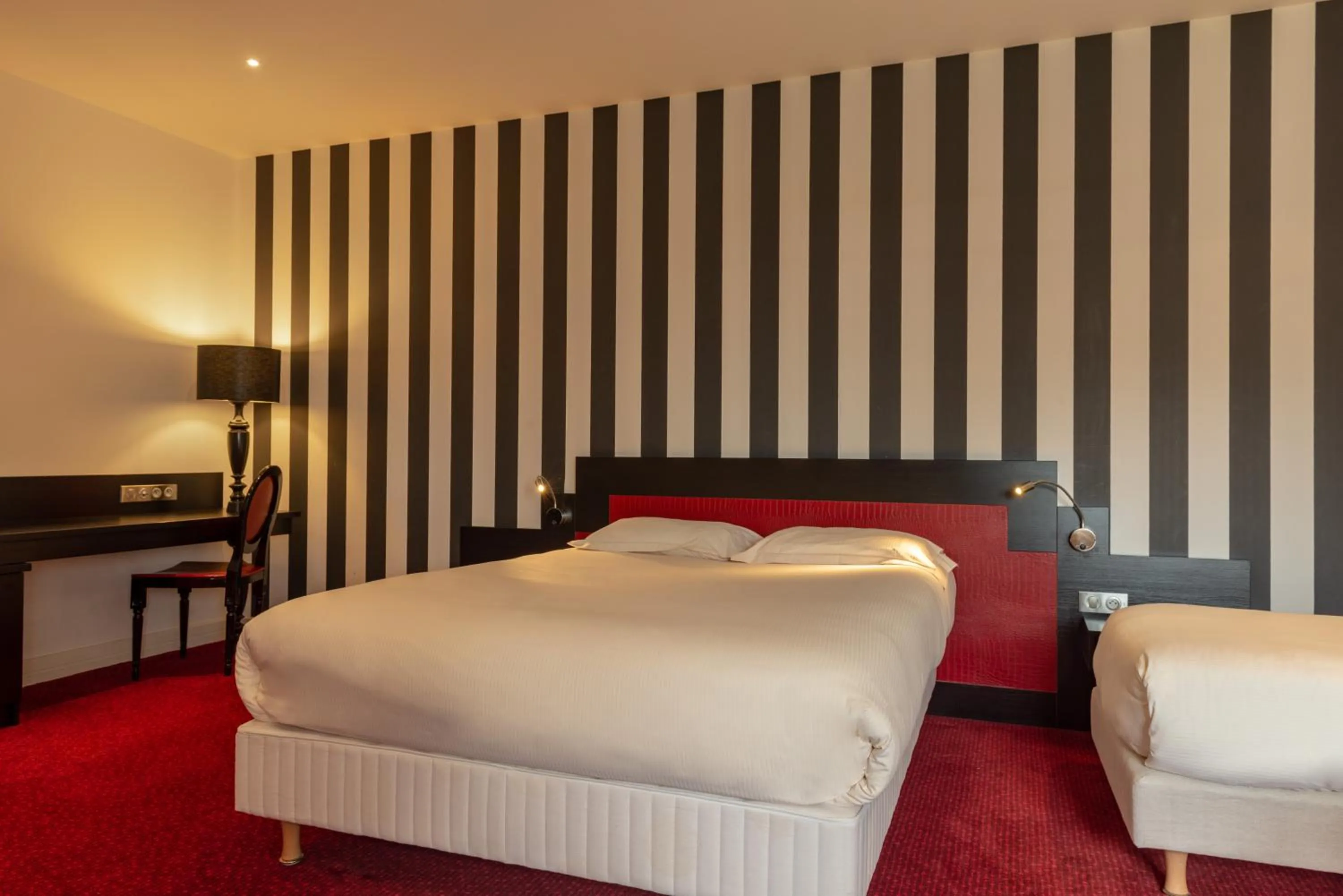 Bed in The Originals Boutique, La Maison Rouge, Lens Ouest