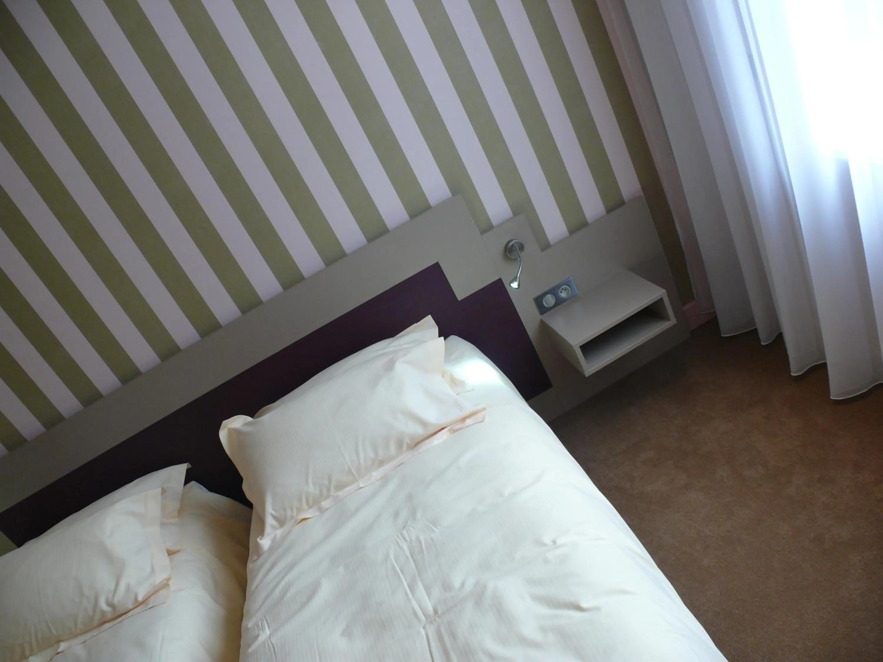 Bed in The Originals Boutique, La Maison Rouge, Lens Ouest