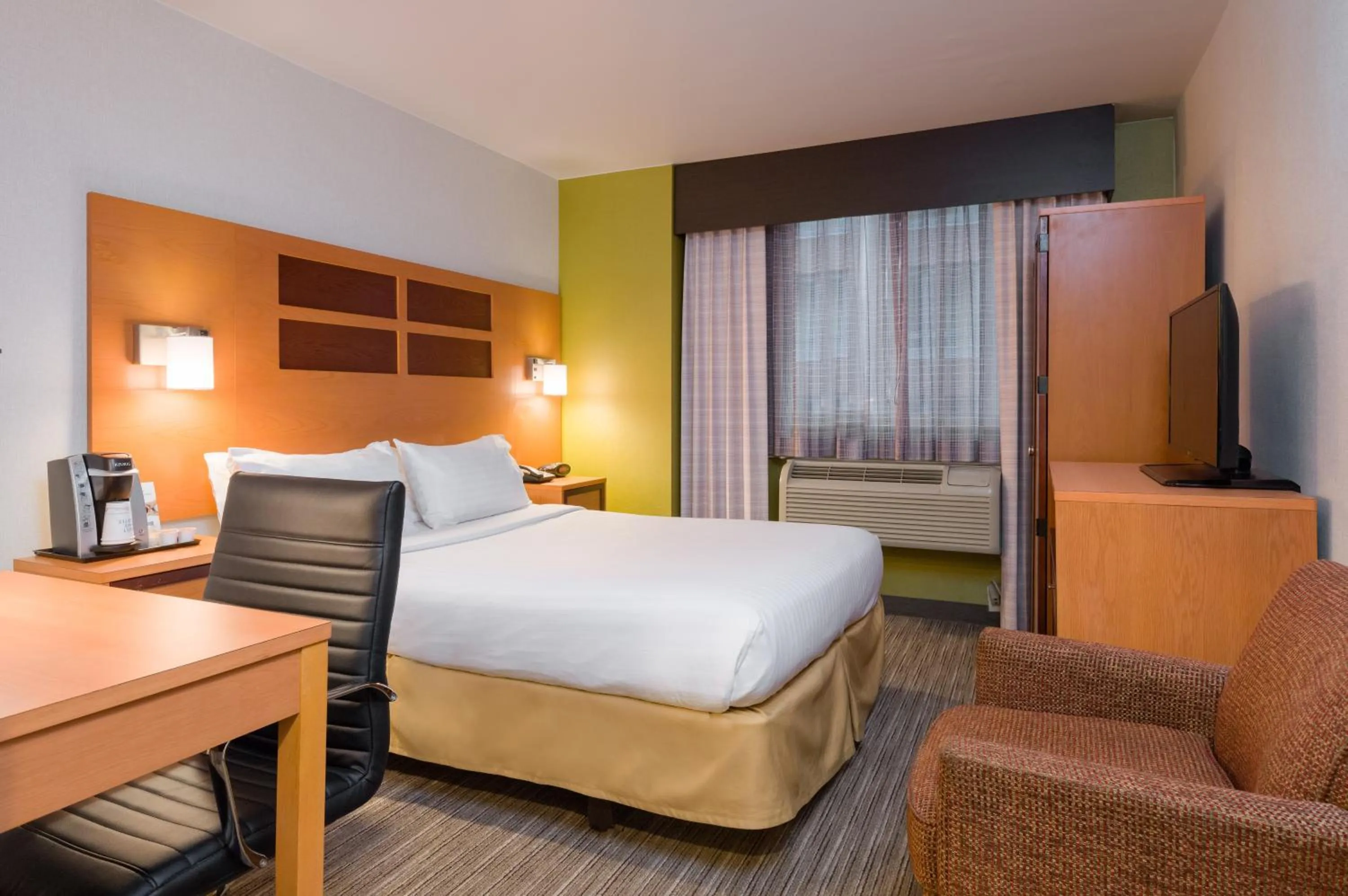 Photo of the whole room, Bed in Holiday Inn Express - Times Square by IHG