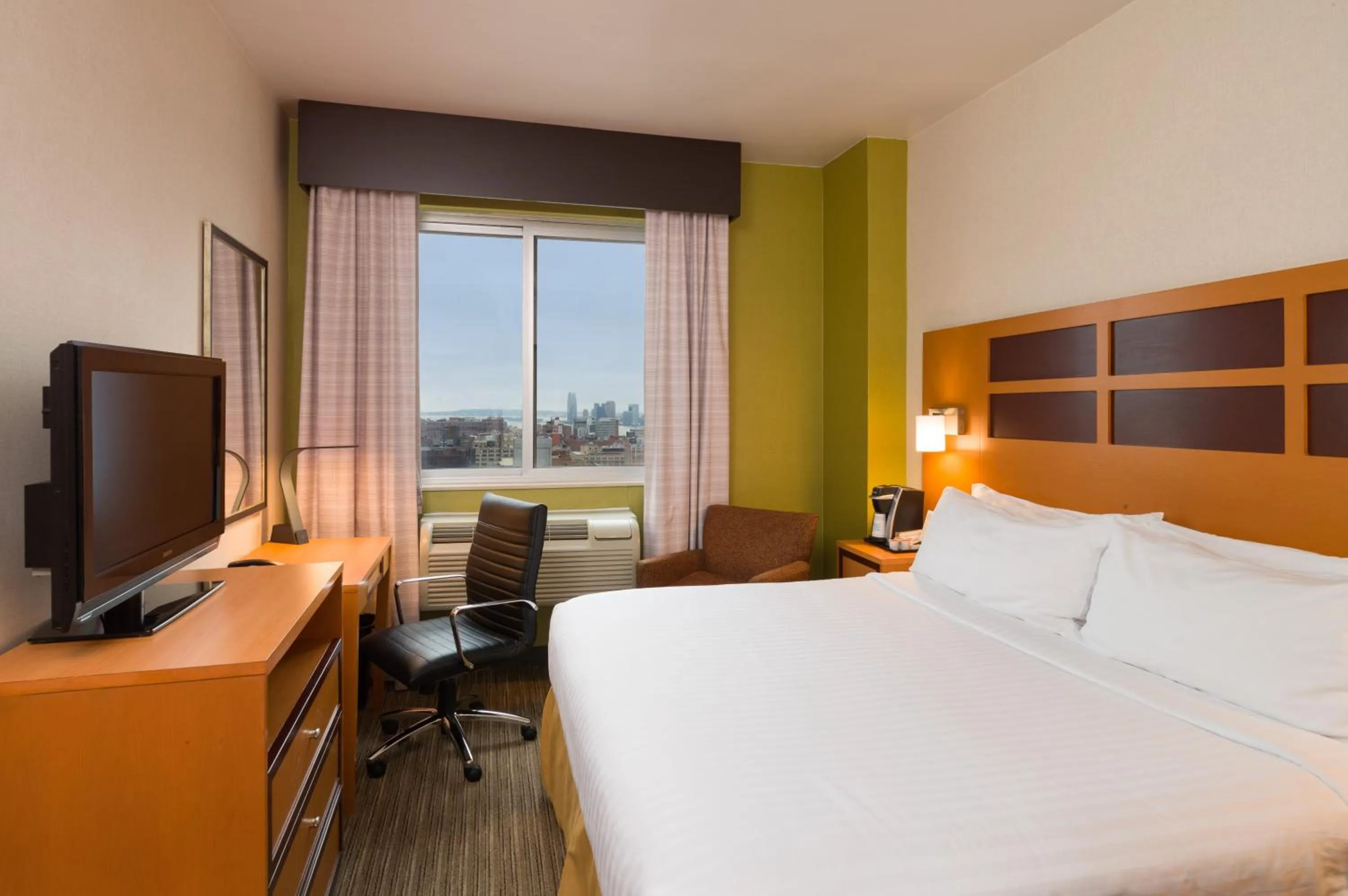 Photo of the whole room, Bed in Holiday Inn Express - Times Square by IHG