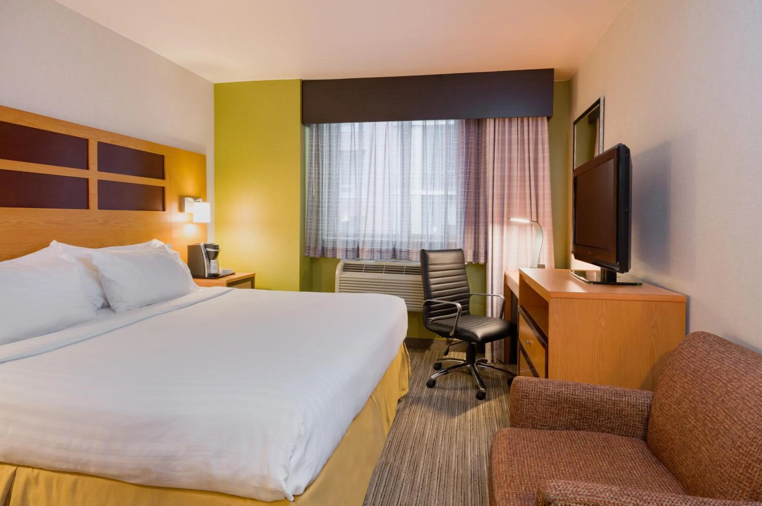 Photo of the whole room, Bed in Holiday Inn Express - Times Square by IHG
