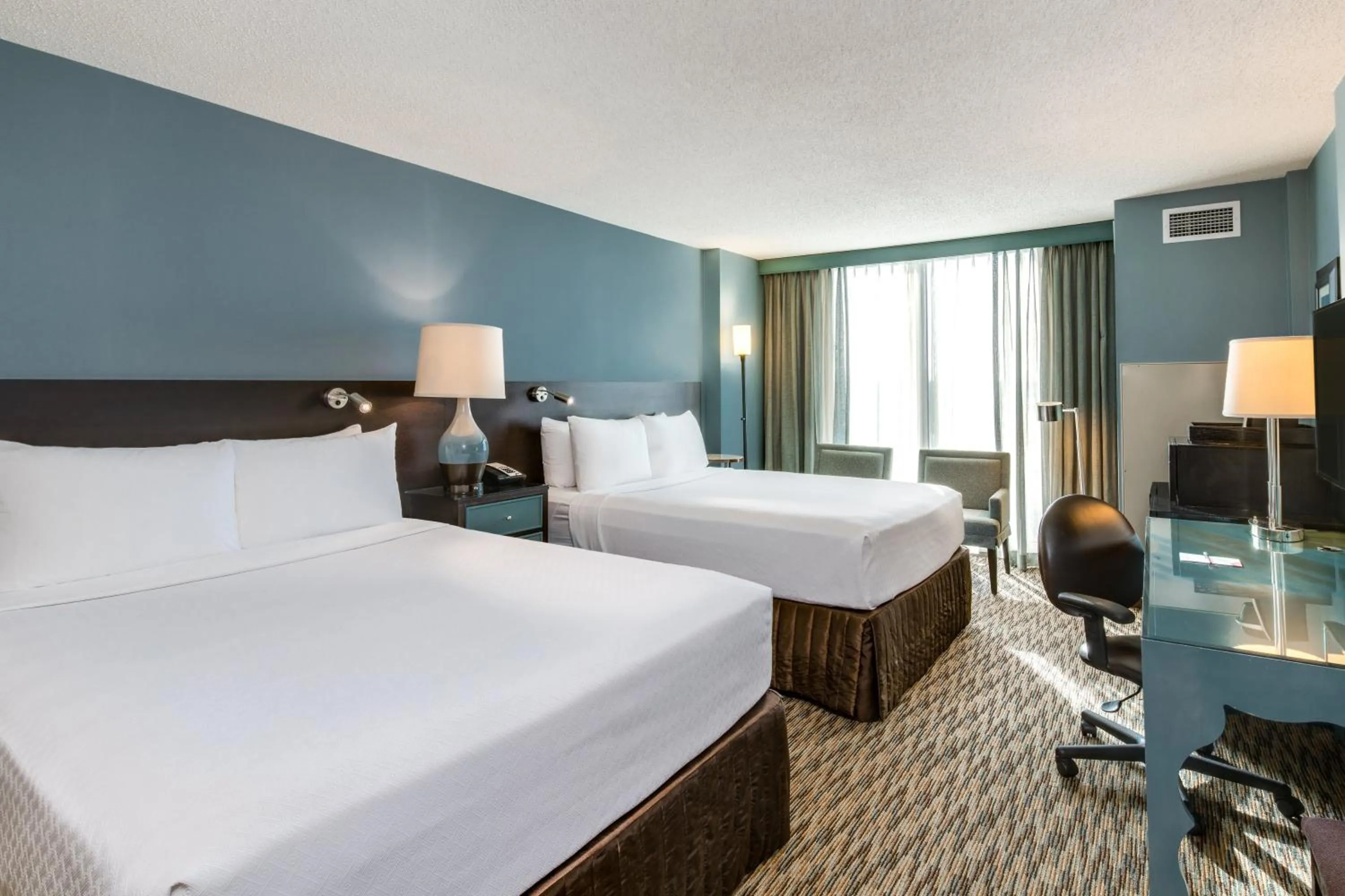 Photo of the whole room, Bed in Crowne Plaza Chicago O'Hare Hotel & Conference Center by IHG