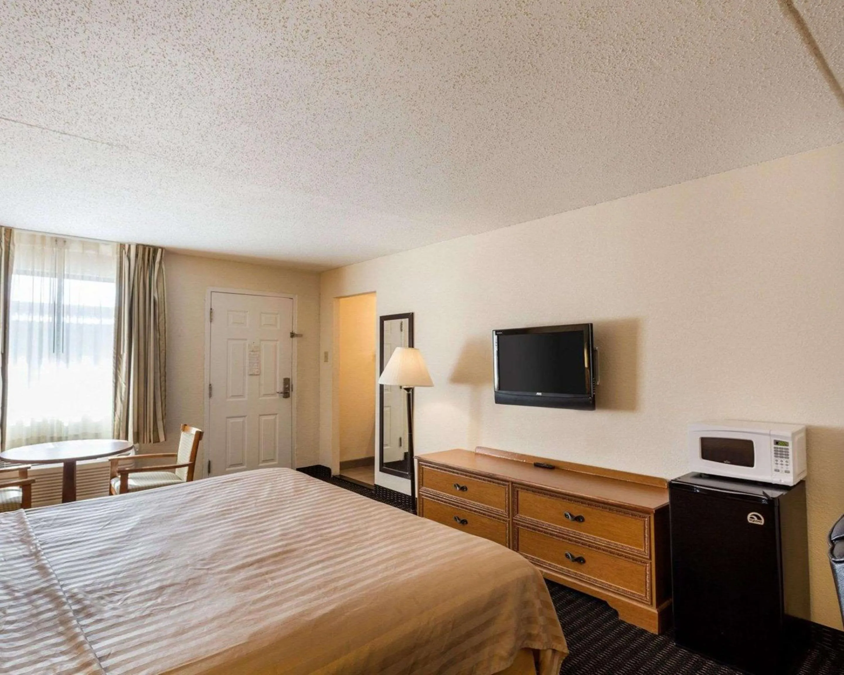 Photo of the whole room, Bed in Sunrise Inn & Suites New Orleans
