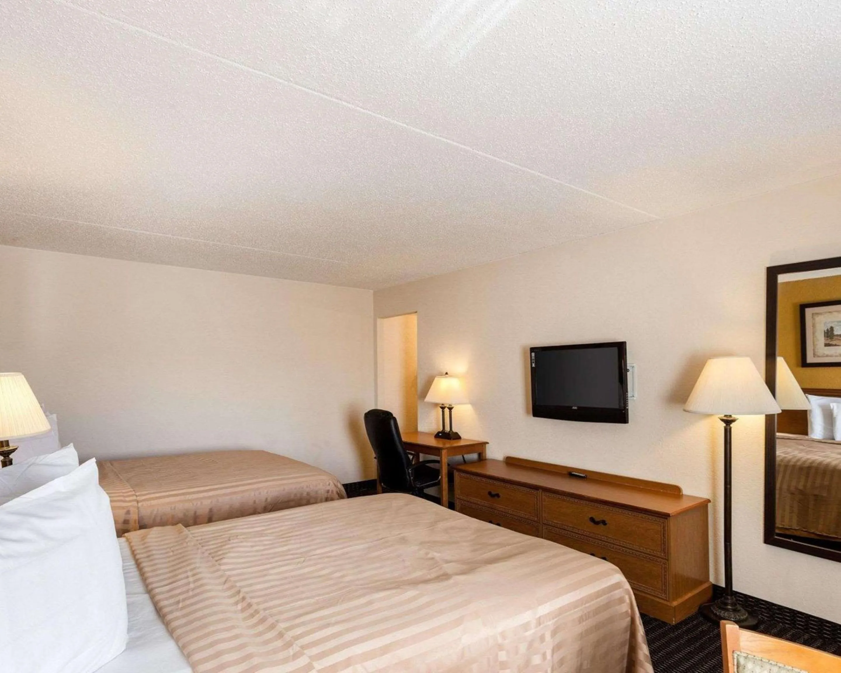 Photo of the whole room, Bed in Sunrise Inn & Suites New Orleans