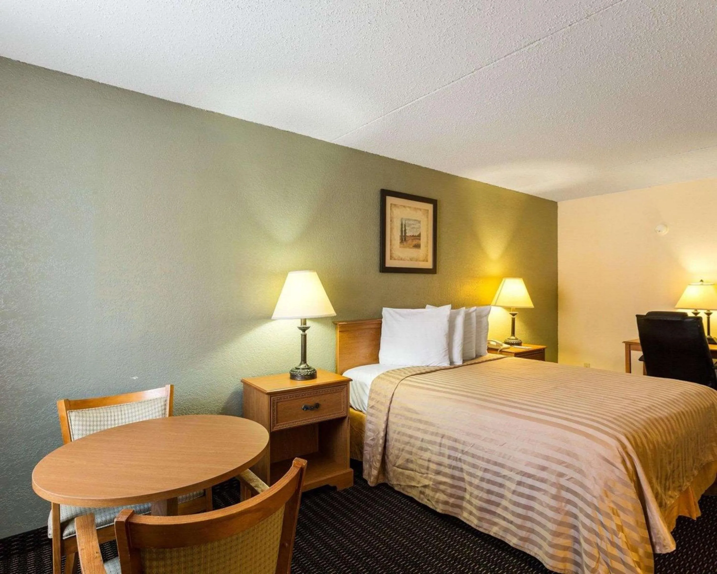Photo of the whole room, Bed in Sunrise Inn & Suites New Orleans